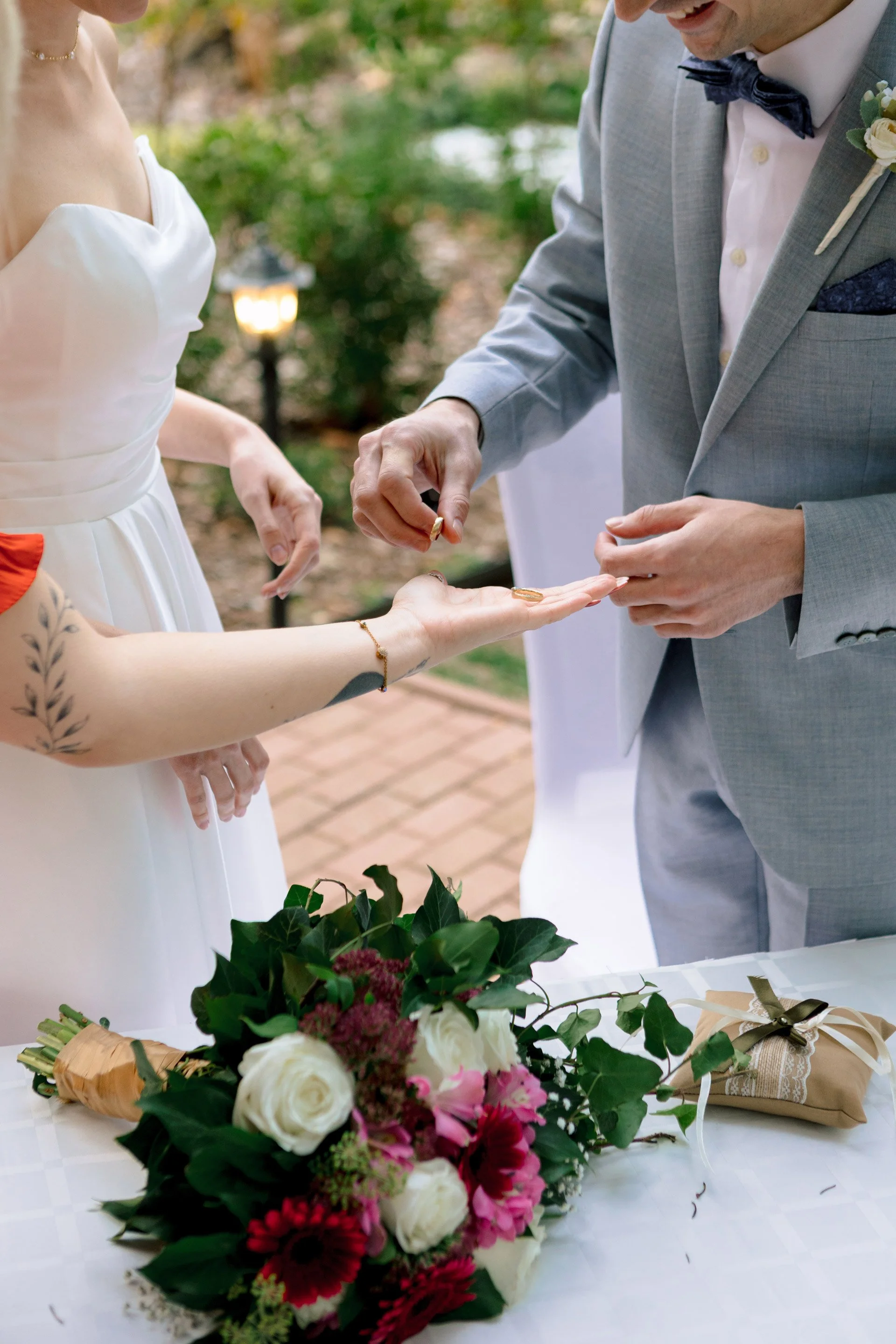 Esküvői karikagyűrű a gyűrűhúzás előtt. Természetes színek és pillanatok. Kéri Levente esküvői fotós