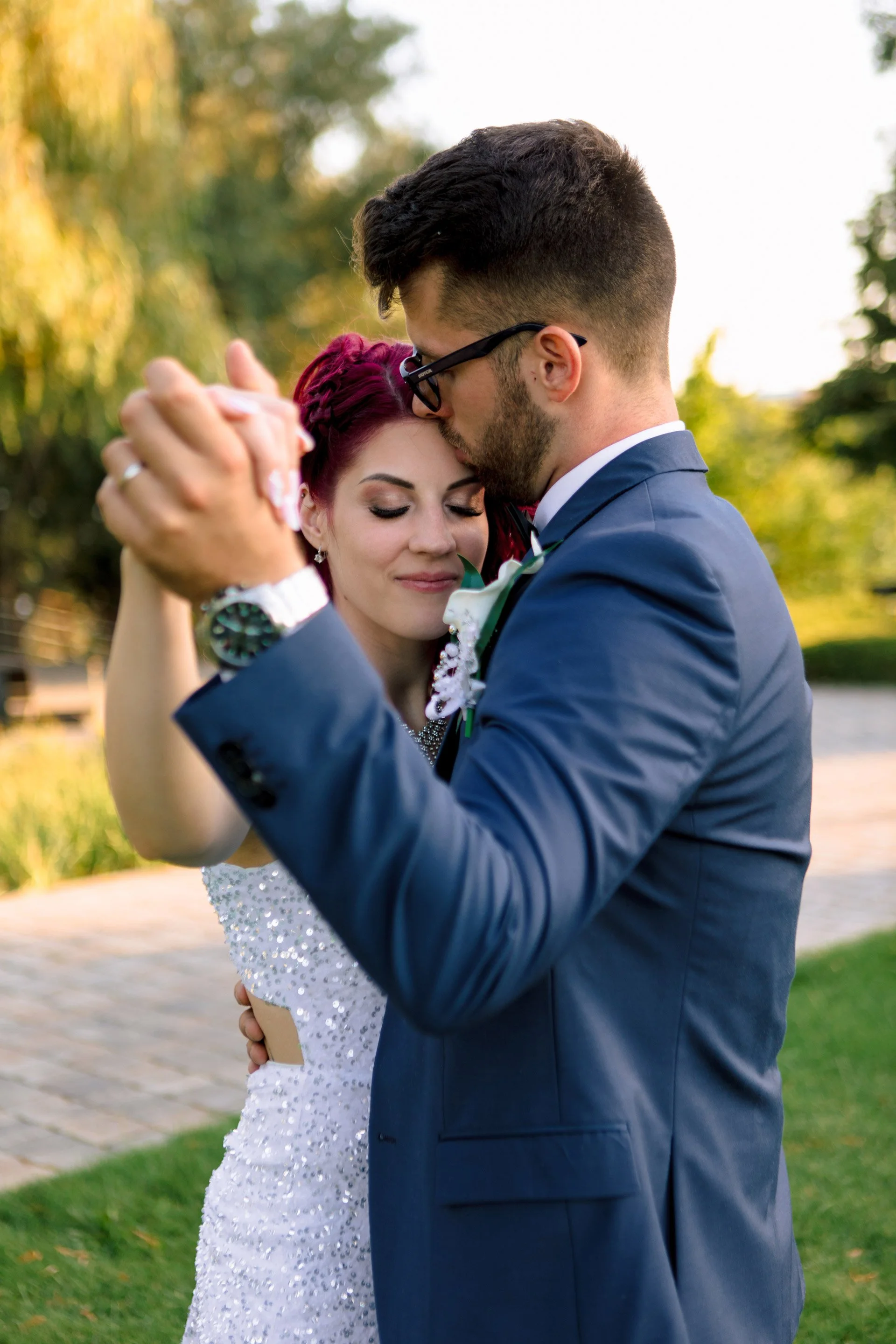 Pózolt és természetes fotó is egyben, Kreatív esküvői fotó Budapesten.