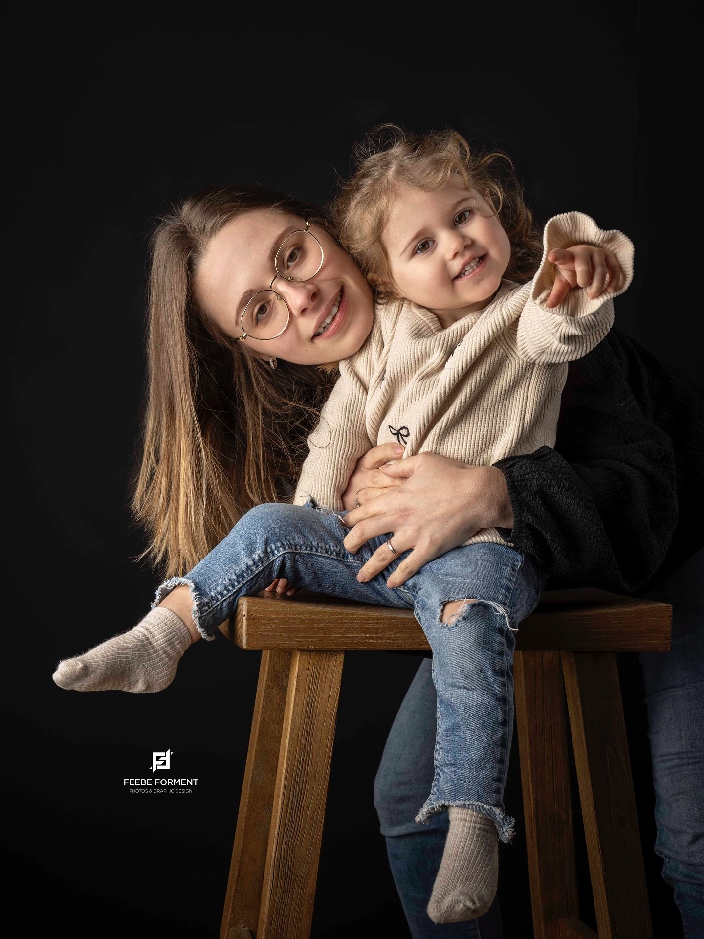 Moederdag komt eraan! ✨ 

Ben je op zoek naar een origineel en persoonlijk cadeau? Wat dacht je van een fotoshoot? 📸 

Of het nu in de studio is of op een mooie buitenlocatie naar keuze; ik leg met veel liefde de band tussen mama en kind(eren) vast 