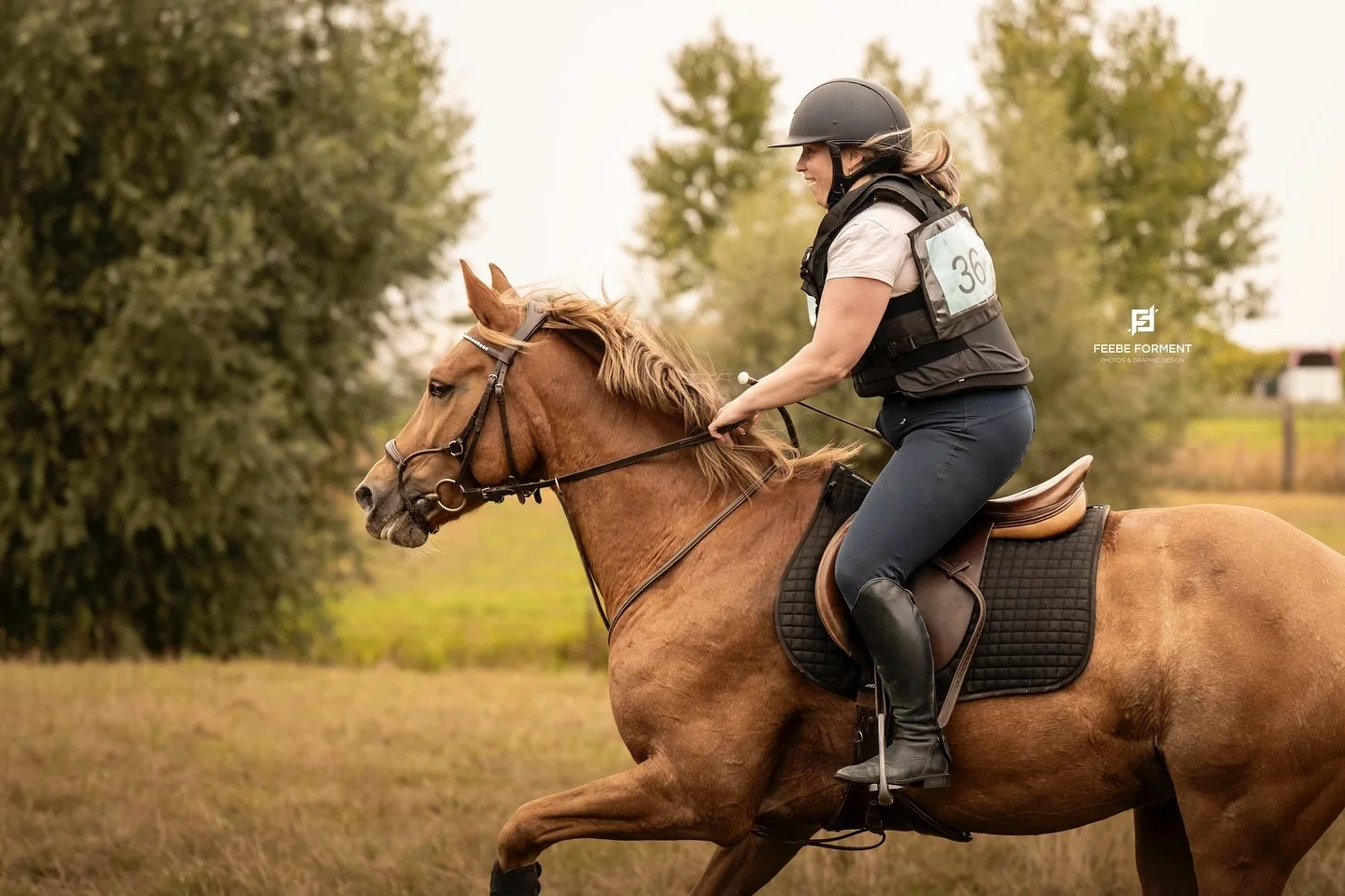 Stralend in haar happy place, @michele_feys en Otello tijdens de Oud Leykencross! 🐎💨

Heb jij je bestelde foto&rsquo;s nog niet ontvangen? Check dan zeker even je mailbox en spam. 📩

&mdash;&mdash;
info@feebeforment.com
www.feebeforment.com

#oudl