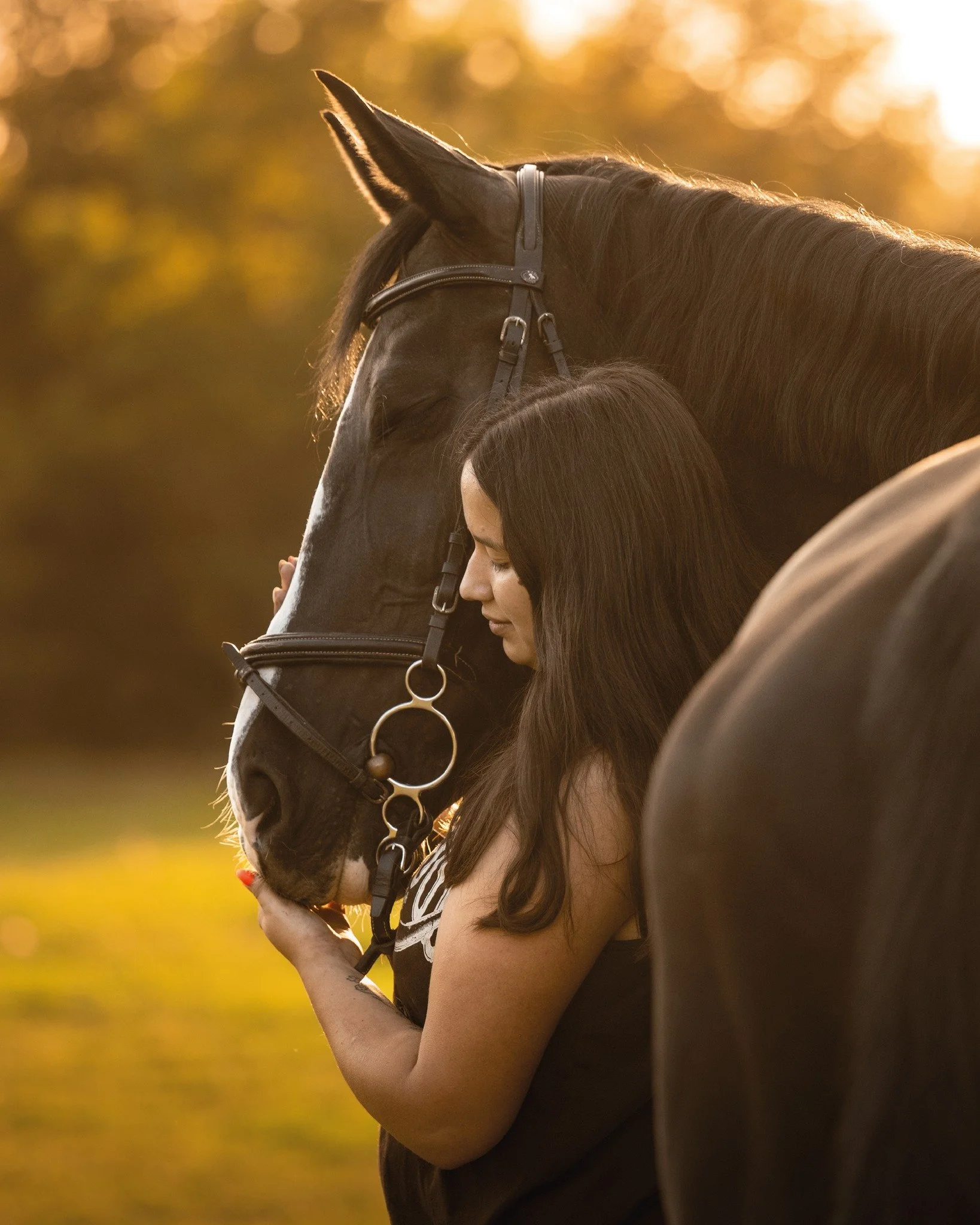 Sommige momenten zeggen alles zonder woorden. 🤎
Een warme zomeravond, prachtig licht en de bijzondere verbondenheid tussen mens en paard.

---
info@feebeforment.com
www.feebeforment.com

 #paardenfotografie #sunsetshoot #equestrianlife #equinephotog