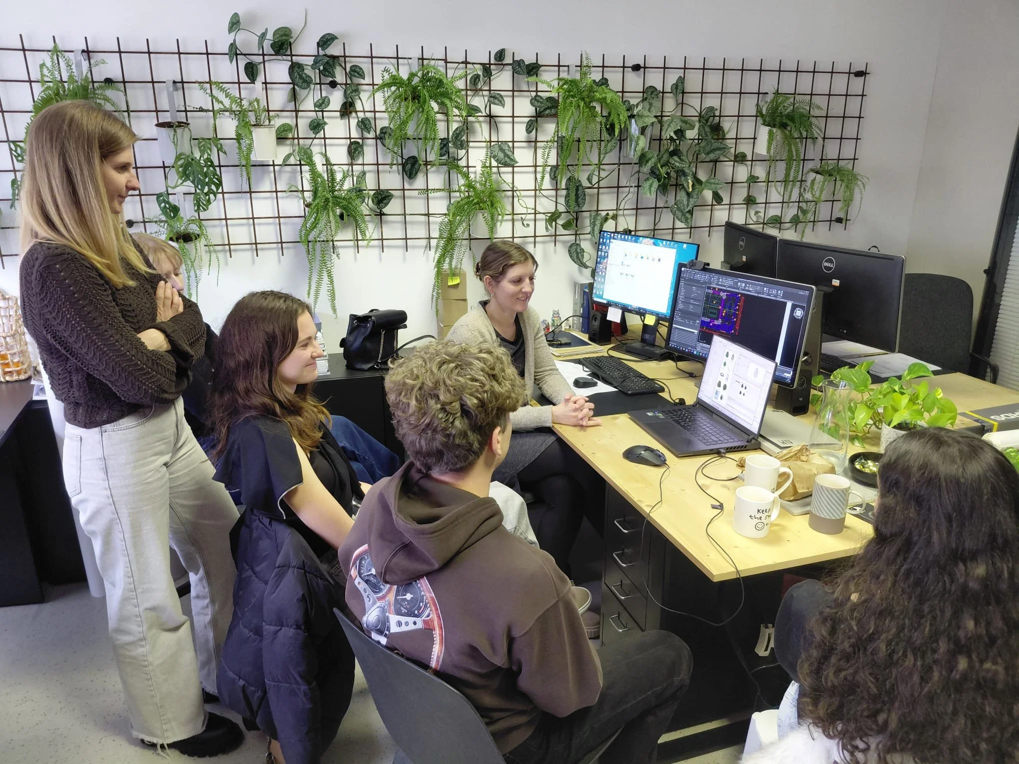 Korak v poklicni svet: učenci in dijaki v programu Senčenje na delovnem mestu spoznavali delo mentorjev