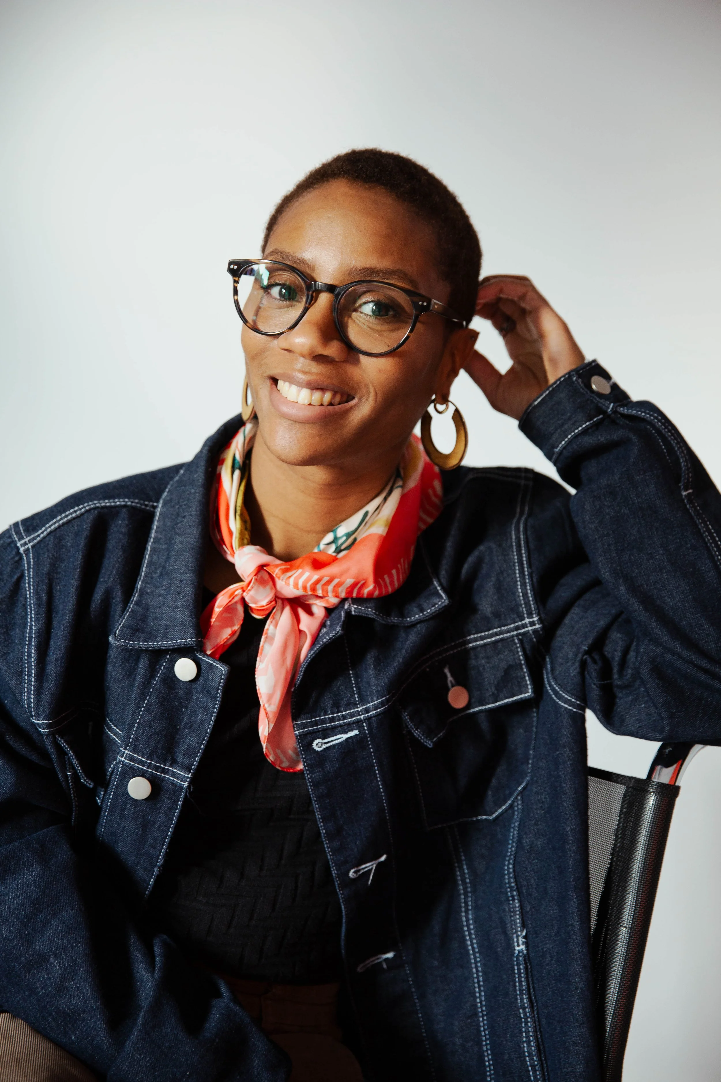 Lachendes Porträt der Fotografin Priscillia Grubo