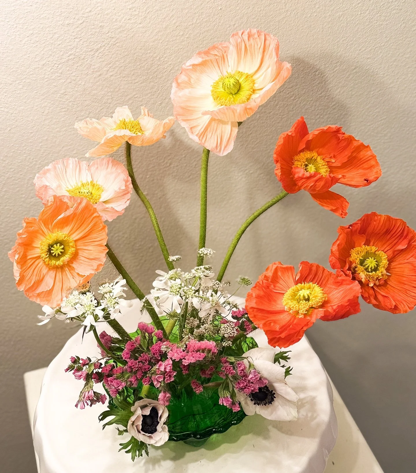💕 I&rsquo;m in love with my new floral frog. It&rsquo;s a thing to design floral arrangements a little differently. Poppies, Anemones and Queen Anne&rsquo;s Lace (Orlaya) with a base of pink Statice dance on my new floral frog in the cutest vintage 