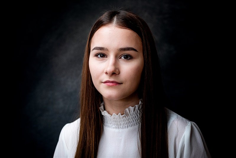 White woman wearing white blouse - London Portrait Photographer Matt Rock