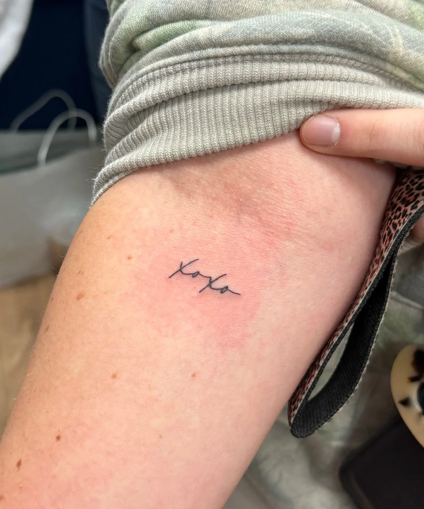 dainty tattoo, xoxo tattoo