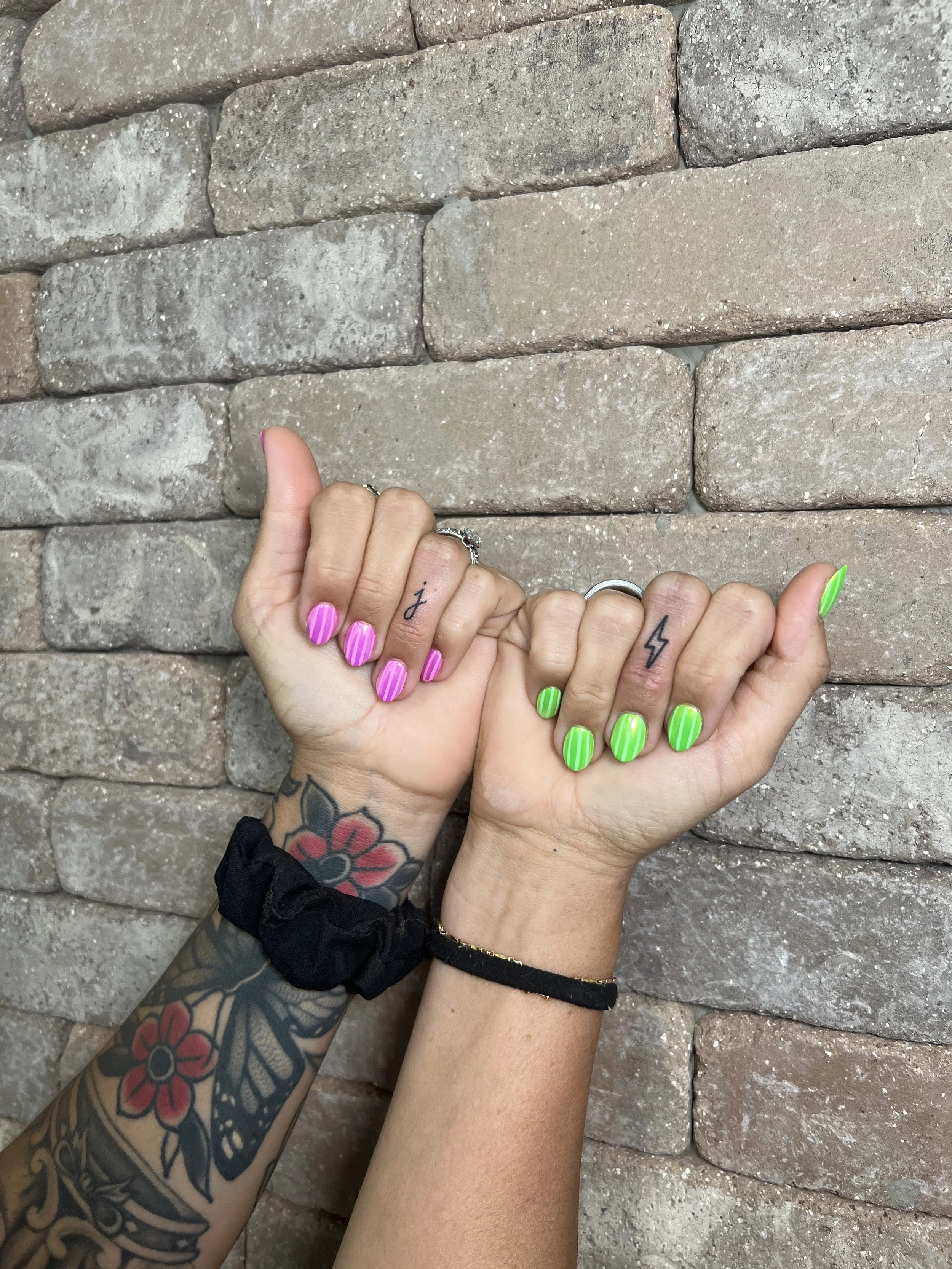finger tattoos