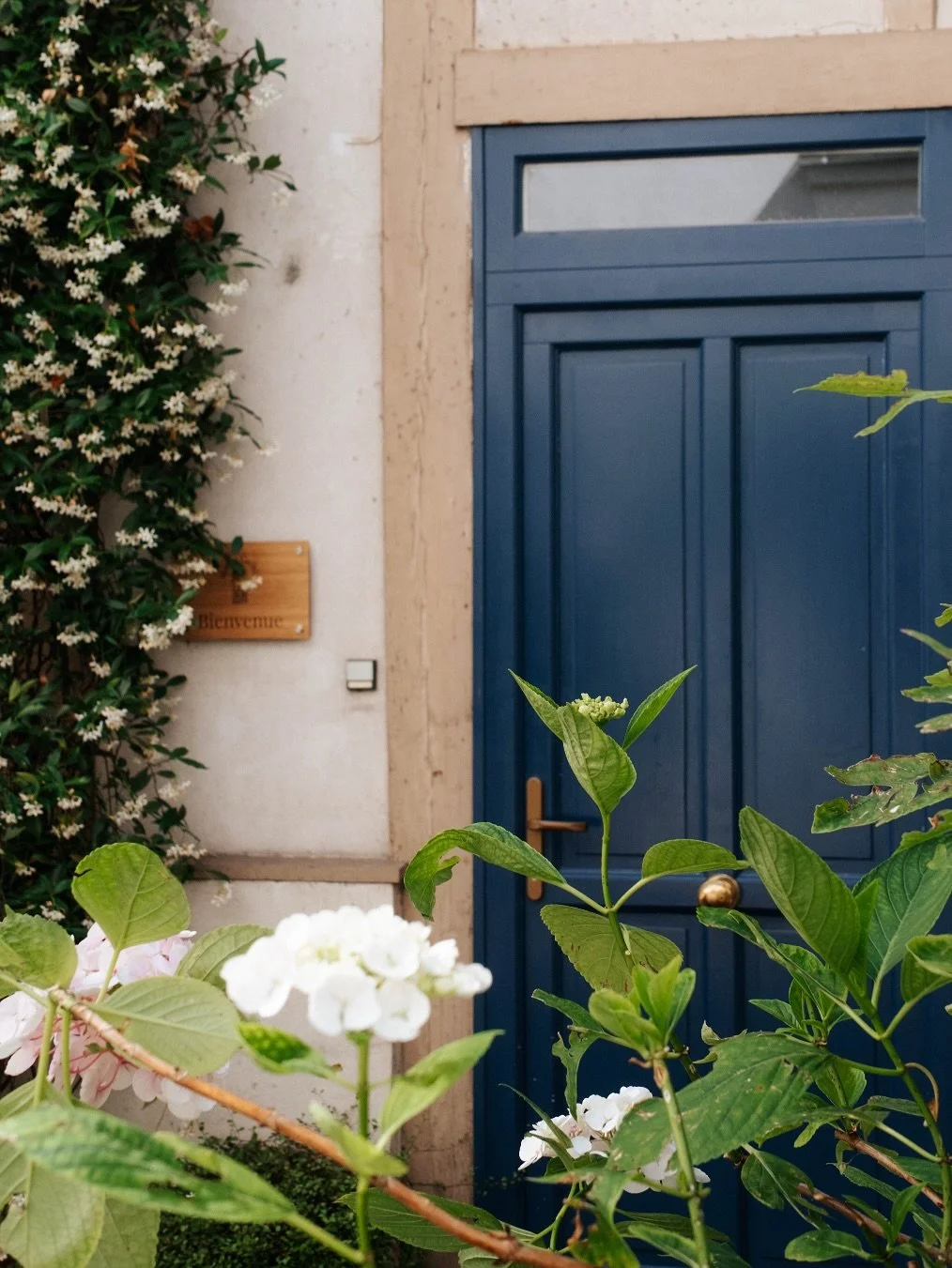 Au d&eacute;tour d&rsquo;une rue parisienne, une cour discr&egrave;te et silencieuse est entour&eacute;e de hauts immeubles&hellip;

Au fond de cette cours, se trouve une porte. Derri&egrave;re elle se cache un lieu calme et intimiste : Maison Cach&e