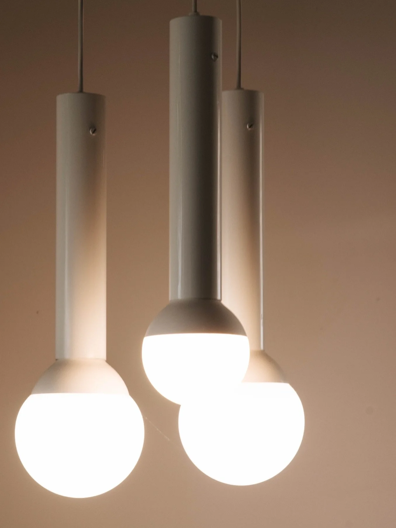 Cette lampe au design moderniste italien vous transporte dans les ann&eacute;es 60&ndash;70. 💡

Ses lignes pures, sa lumi&egrave;re diffuse et discr&egrave;te &eacute;voquent une &eacute;poque o&ugrave; le design &eacute;tait synonyme de justesse et
