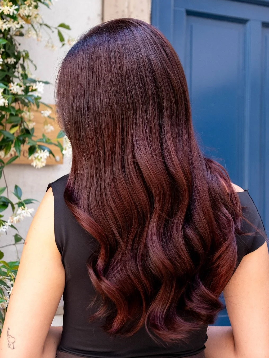 Charm&eacute;e par le cadre discret et intimiste de Maison Cach&eacute;e, &Eacute;lo&iuml;se nous a de nouveau confi&eacute; sa couleur.

Elle s&rsquo;est offert un moment reposant et hors du temps &mdash; en plus d&rsquo;une couleur chaude et r&eacu