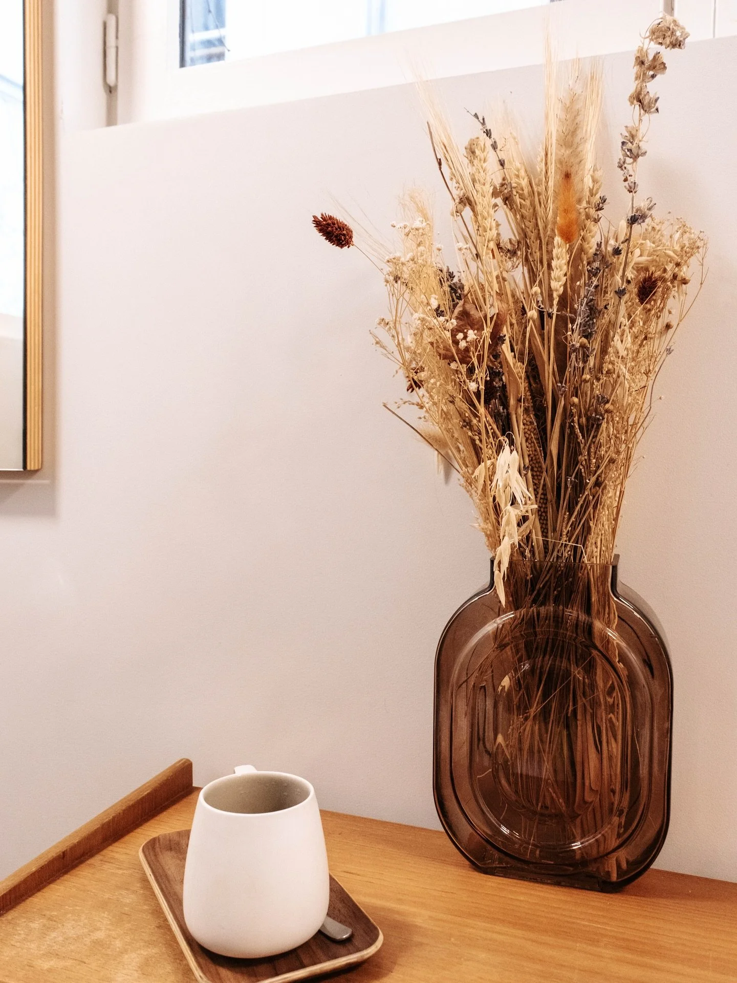 &Agrave; l&rsquo;image de ces fleurs s&eacute;ch&eacute;es et de cette tasse de th&eacute;, le temps est en suspens chez Maison Cach&eacute;e. 🕰️

Vous poussez la porte, la ville reste derri&egrave;re et le calme se joint &agrave; vous. Avant m&ecir