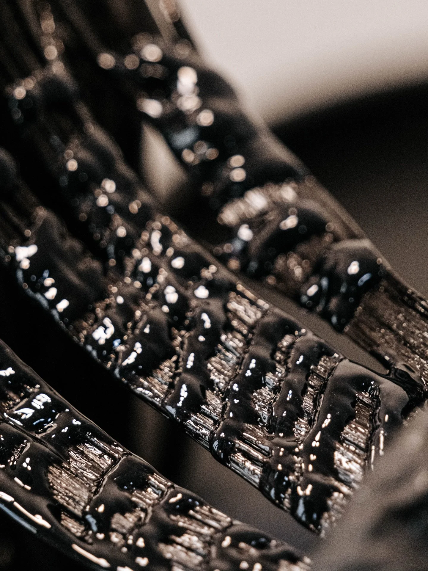 Cette sensation de fra&icirc;cheur, glissant sur nos cheveux, et qui annonce une nouvelle couleur&hellip; ❄️

__
Maison Cach&eacute;e &ndash; Salon de coiffure priv&eacute; 🌙
81 rue du Temple, Paris 3
#MaisonCacheeParis #SalonPriv&eacute;Paris #Lieu