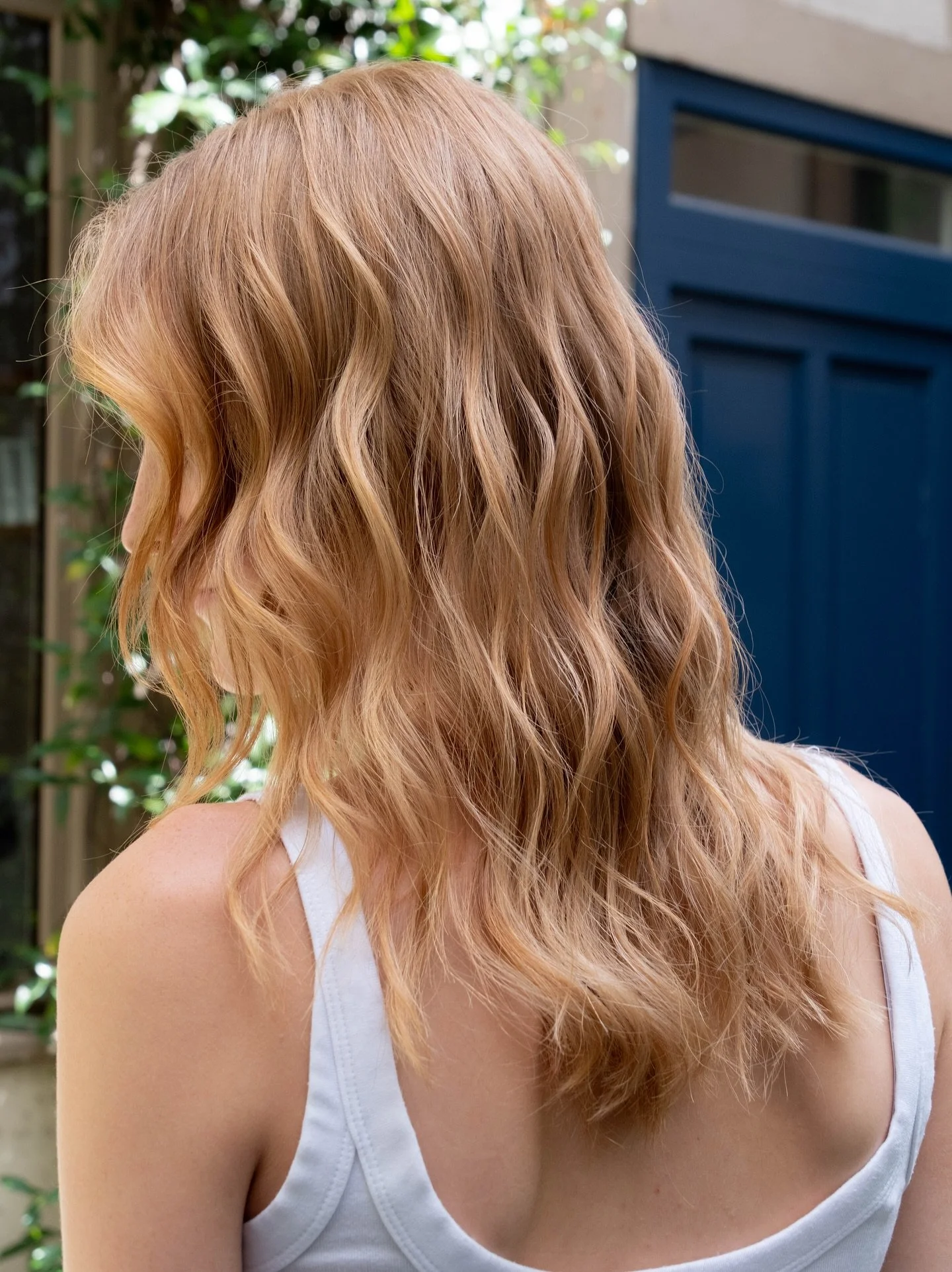 L&eacute;ane voulait sublimer et harmoniser sa couleur naturelle. ✨

Un gloss a d&eacute;licatement apport&eacute; des reflets lumineux, tandis qu&rsquo;une l&eacute;g&egrave;re coupe et un brushing soign&eacute; ont r&eacute;v&eacute;l&eacute; toute