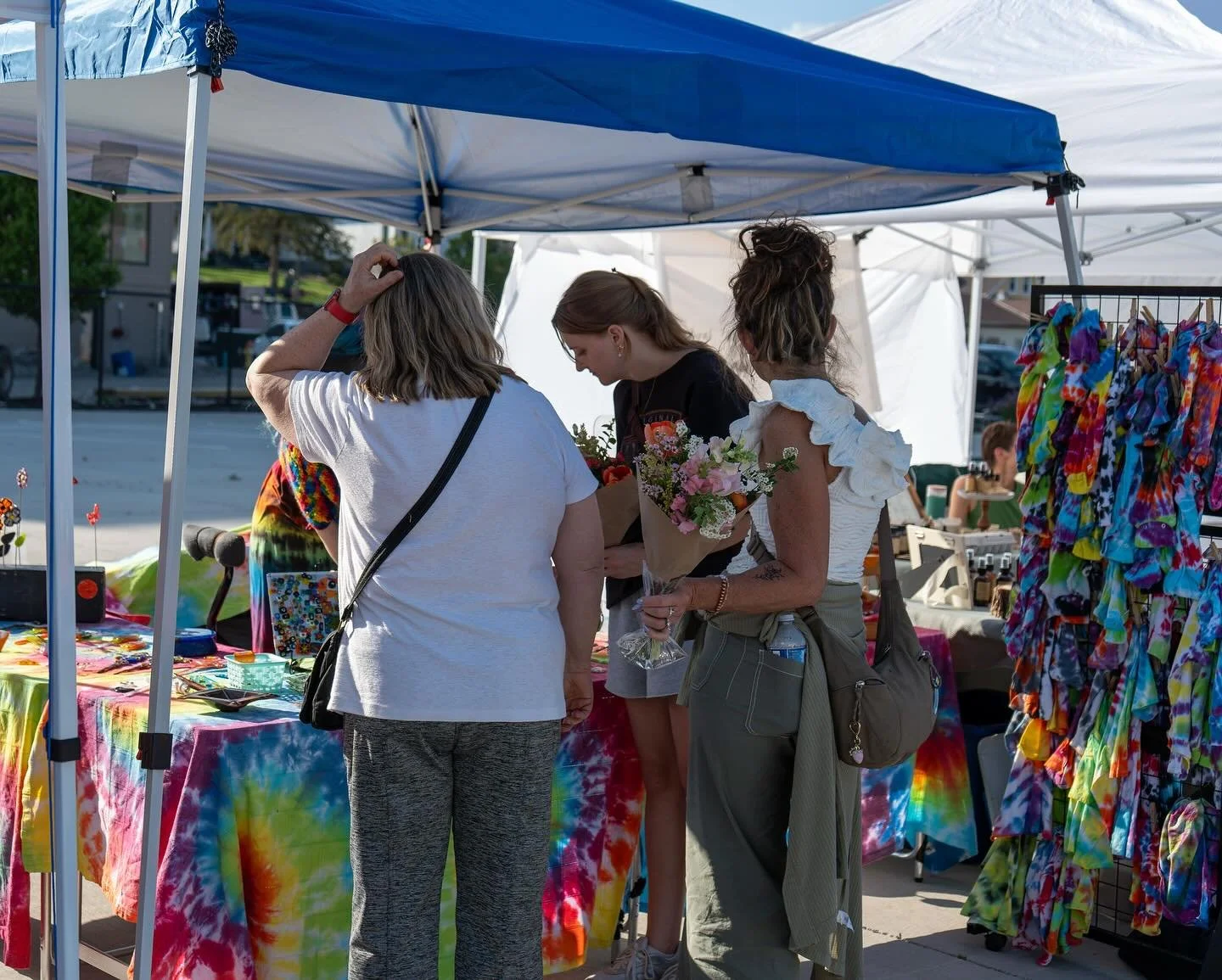 Experience the charm of Olde Towne Elkhorn on May 26 from 5:00 - 8:00pm! Shop handmade goods, savor delicious eats, and enjoy live performances. #ShopLocal #ElkhornMarket #themondaynightmarket