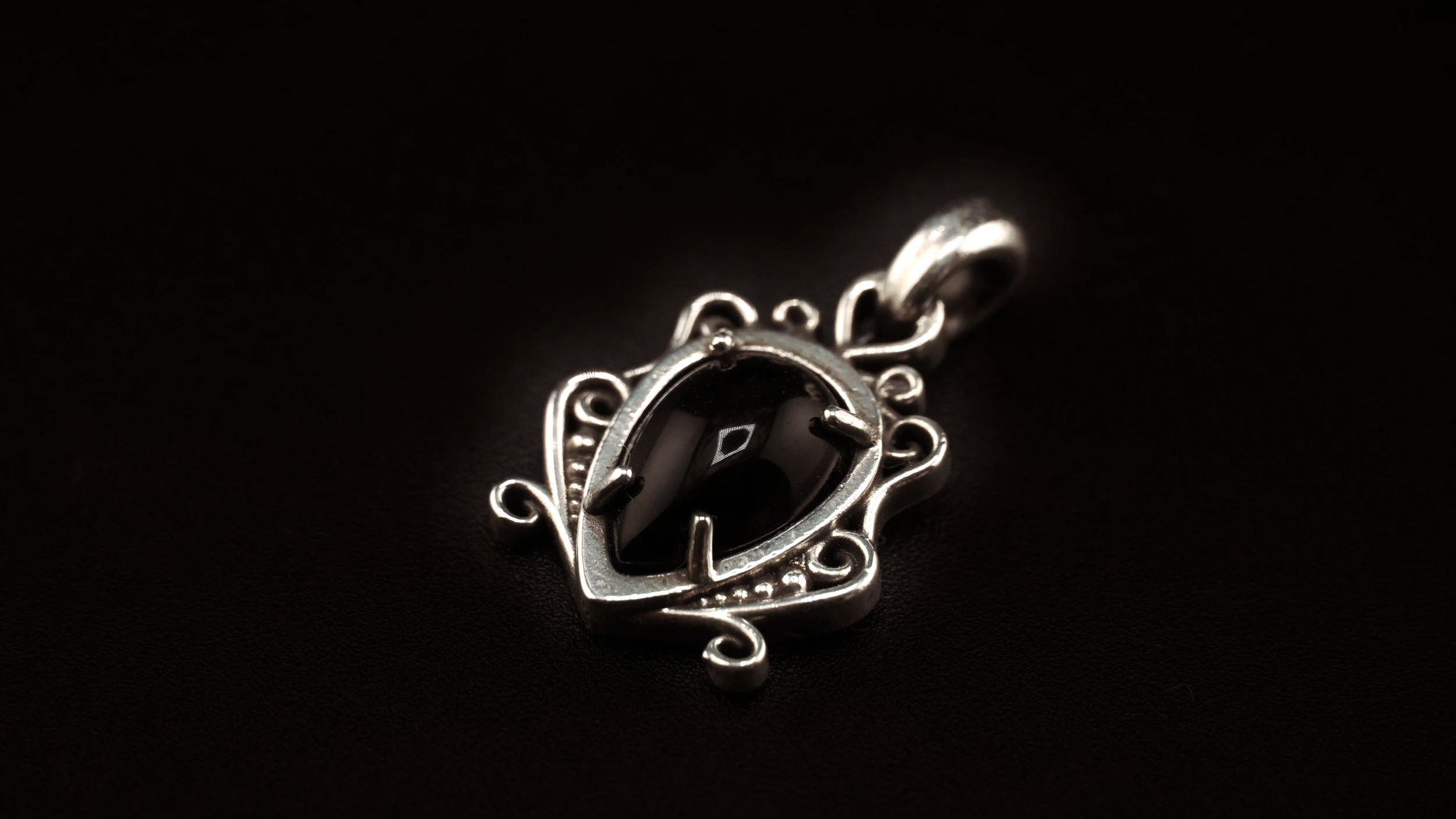 Silver Victorian Pendant with 9x13mm Pear Onyx
