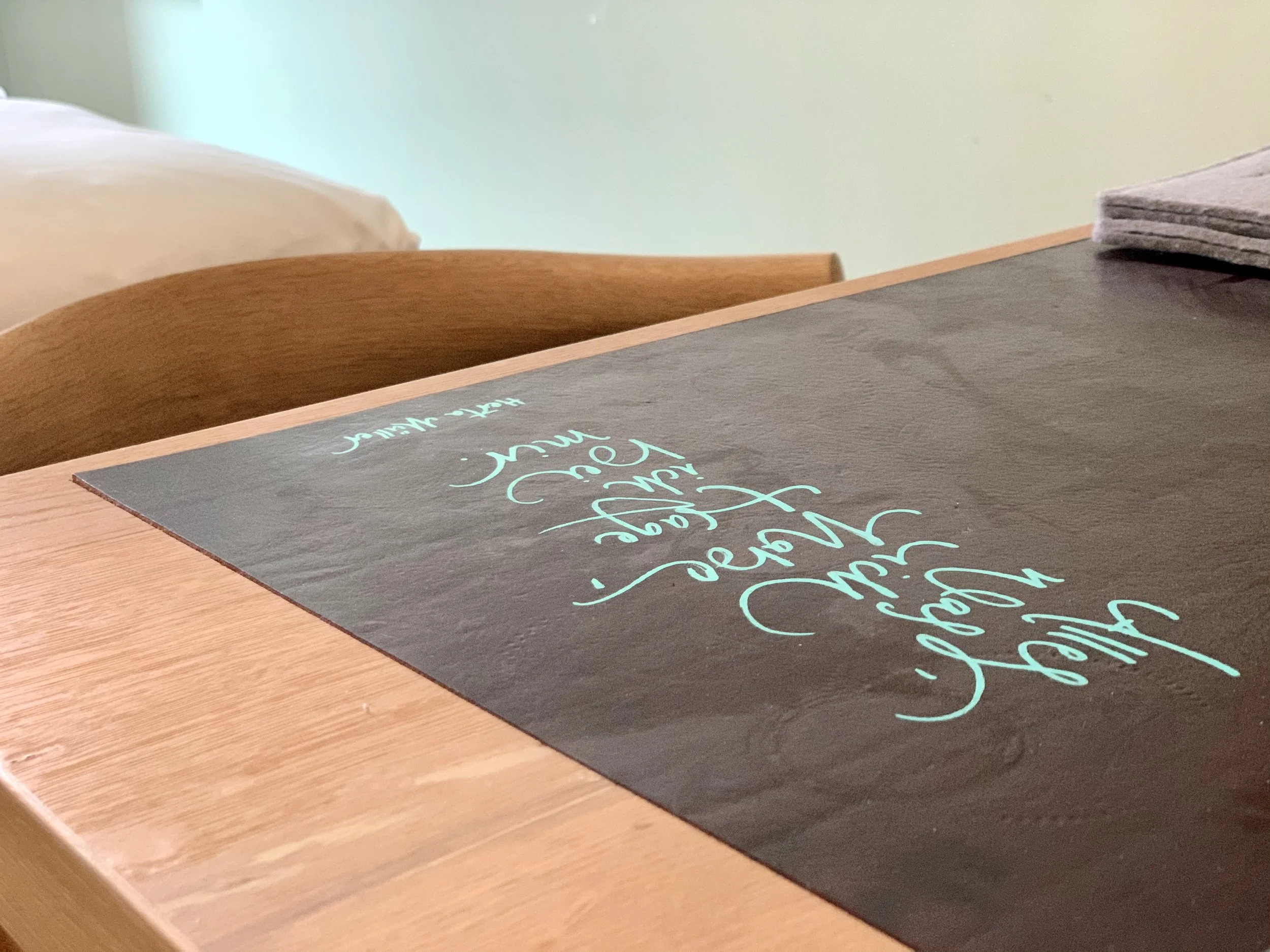 leder-kalligraphie-hotelzimmer17-jeannine-platz.jpg