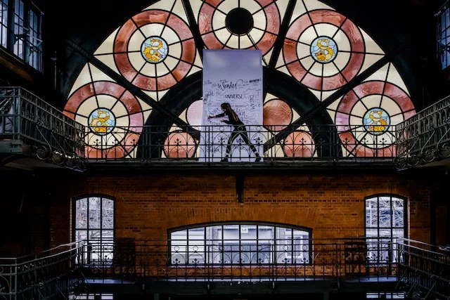 fischauktionshalle-performance-kallihgraphie-jeannine-platz.jpeg