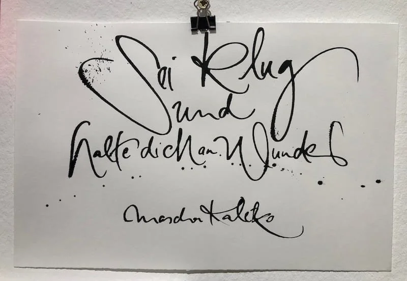 Kalligraphie Tusche auf Papier sei klug