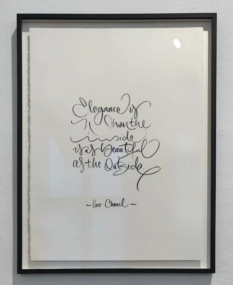 Kalligraphie Coco Chanel Kajal auf Büttenpapier - Elegance is