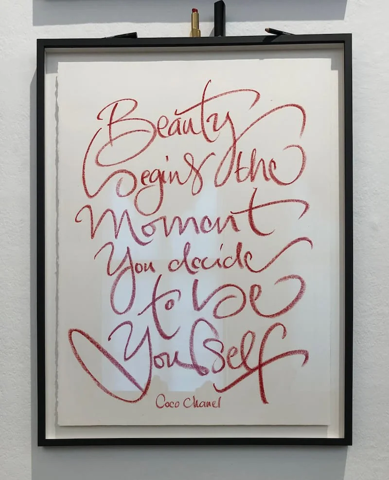 Kalligraphie Coco Chanel Lippenstift auf Büttenpapier Dont Es gibt eine Zeit