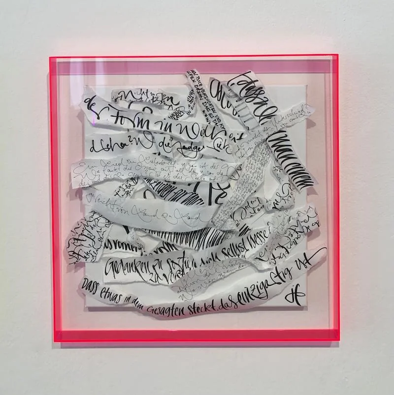 Kalligraphie - Acryl auf Japanpapier im Neon Acrylrahmen