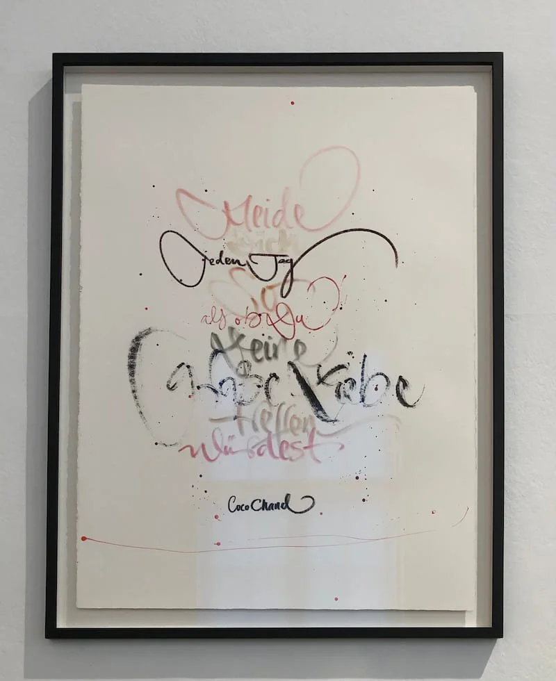 Kalligraphie Coco Chanel diverse Schminke auf Büttenpapier Kleide dich jeden Tag