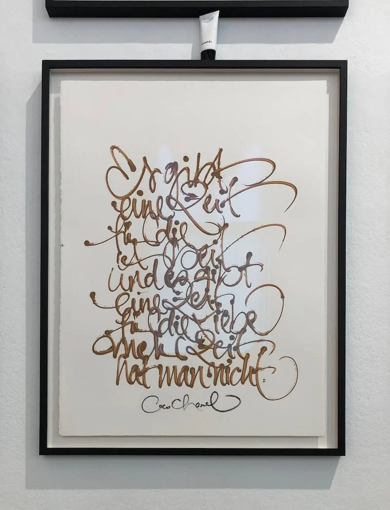 Kalligraphie Coco Chanel Mahe up auf Büttenpapier Es gibt eine Zeit