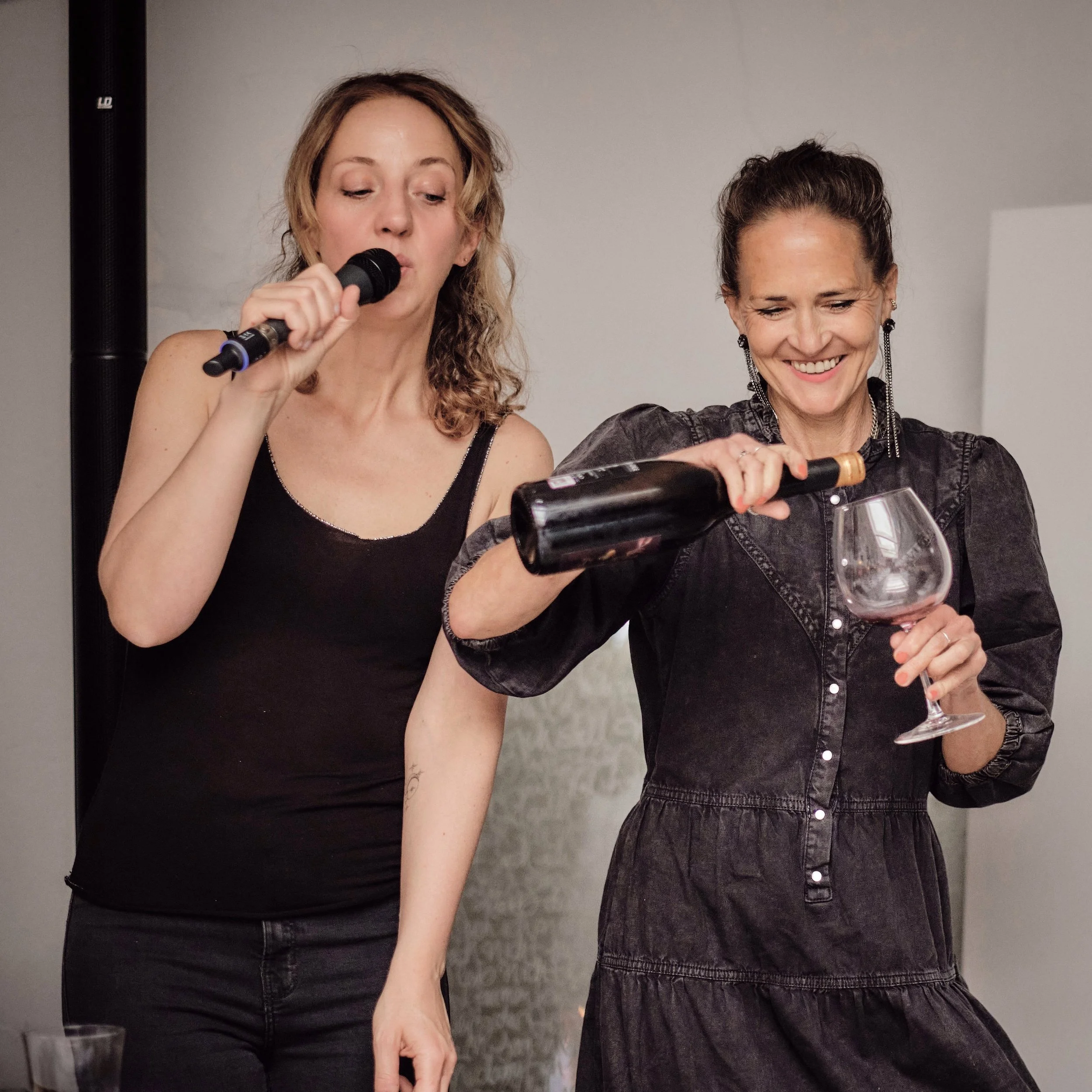 rotwein-performance-art-and-wine-jeannine-platz.jpeg