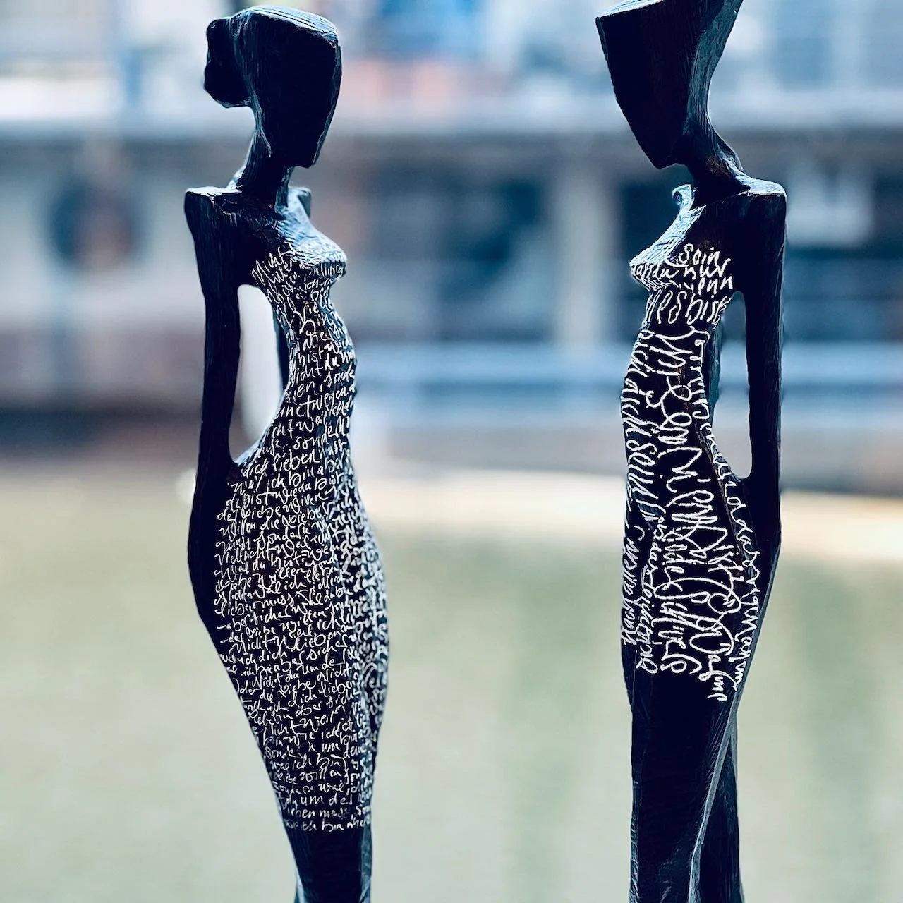 bronzeskulpturen-nando-kallweit-kalligraphie-jeannine-platz