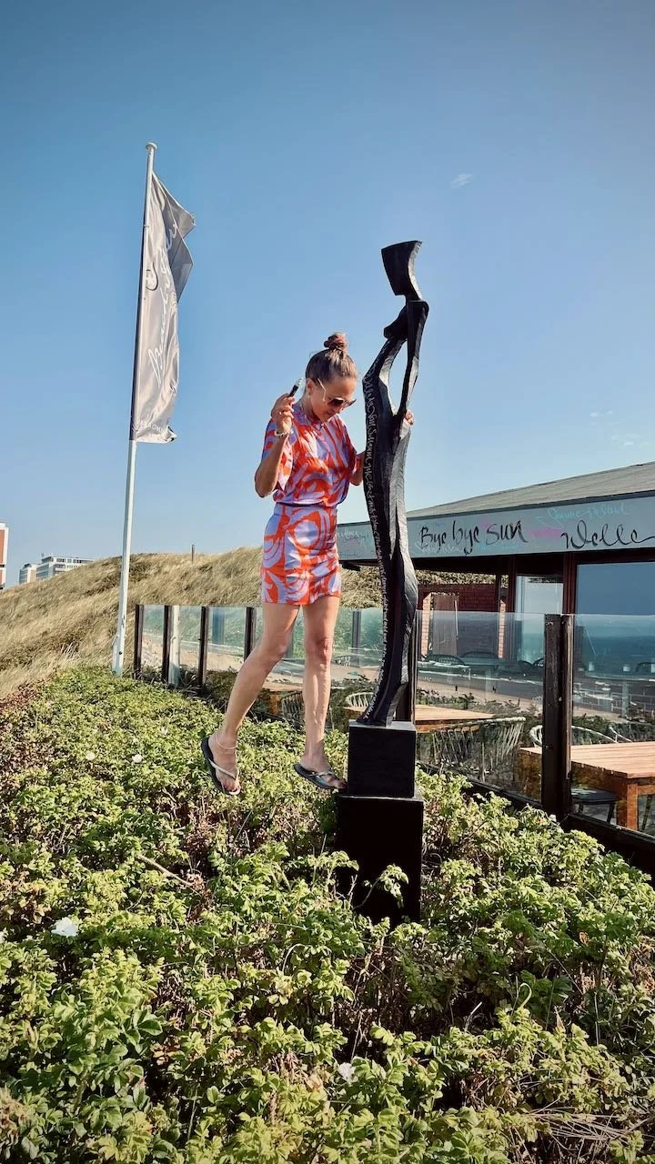 kalligraphie-bronzeskuptur-nando-kallweit-beach-house-sylt-jeannine-platz.jpeg