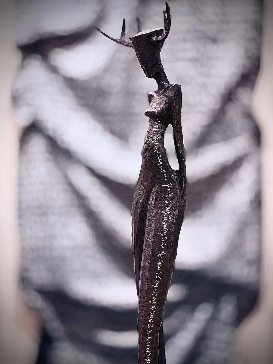 Kalligraphie auf Bronzeplastik von Nando Kallweit 