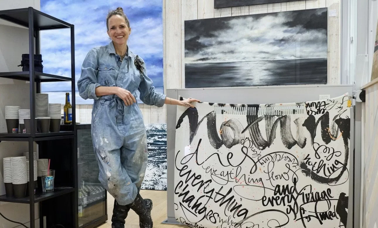 Welttag der Handschrift: Eleganz in Tinte: Kalligraphin schreibt für Chanel &amp; Co.