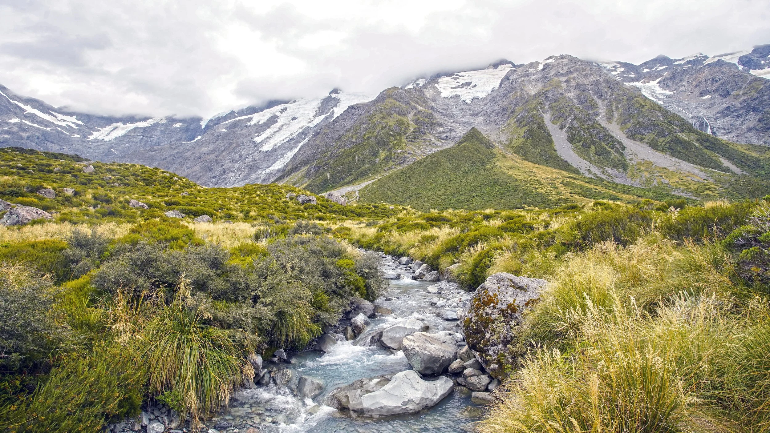 Perfect views along Hooker Valley in New Zealand