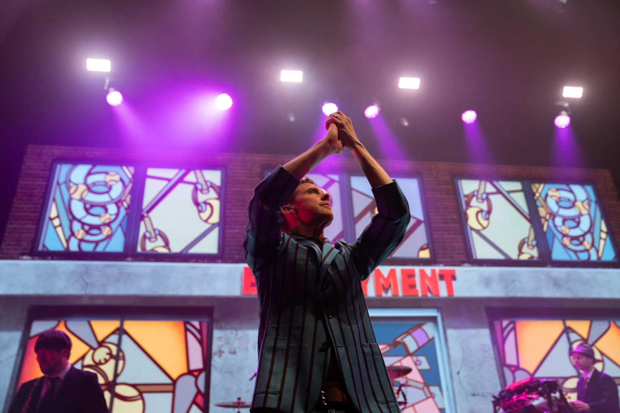 LIVE REVIEW + PHOTOS: KAISER CHIEFS AT EVENTIM APOLLO, LONDON 20/02/26 (+ CORELLA)