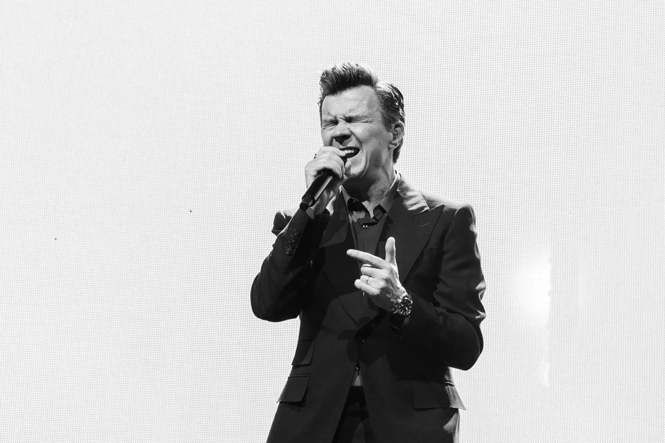 LIVE REVIEW + PHOTOS: RICK ASTLEY AT THE O2 ARENA, LONDON 25/04/26