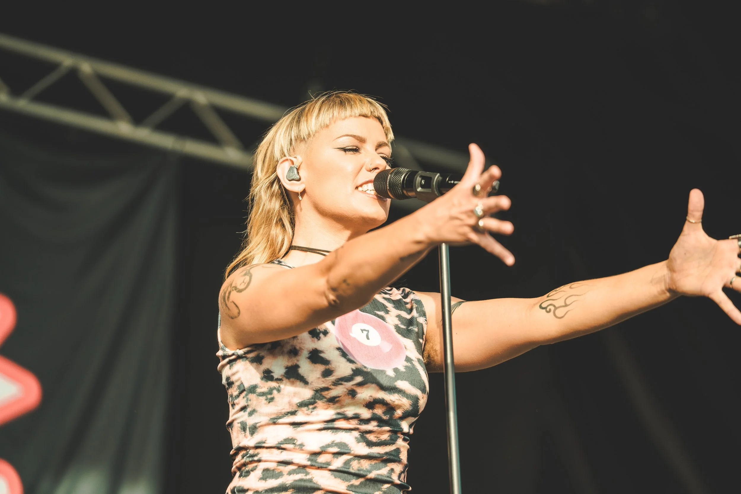 TONIGHT ALIVE_05.jpg