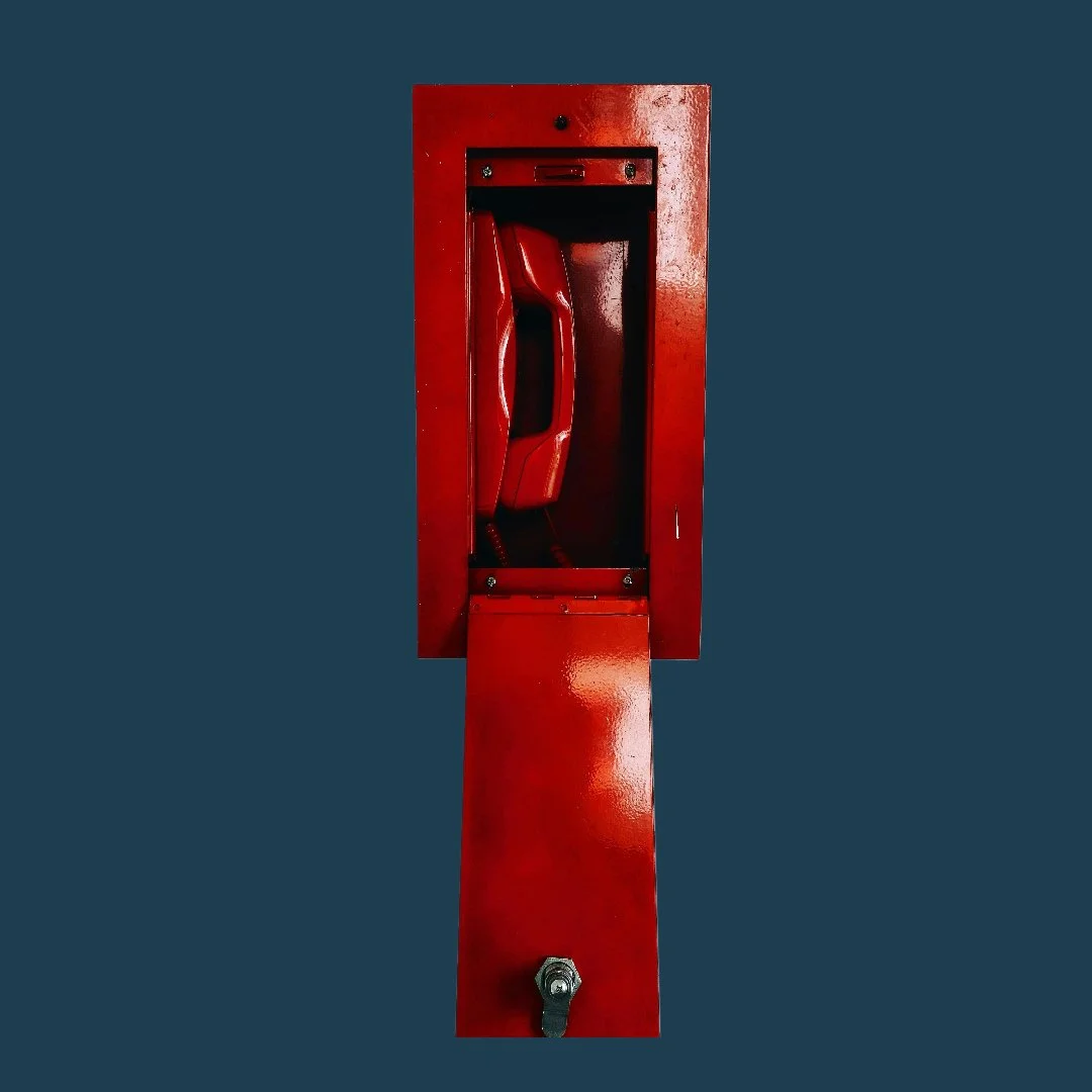 Rode noodtelefoon in een metalen kast