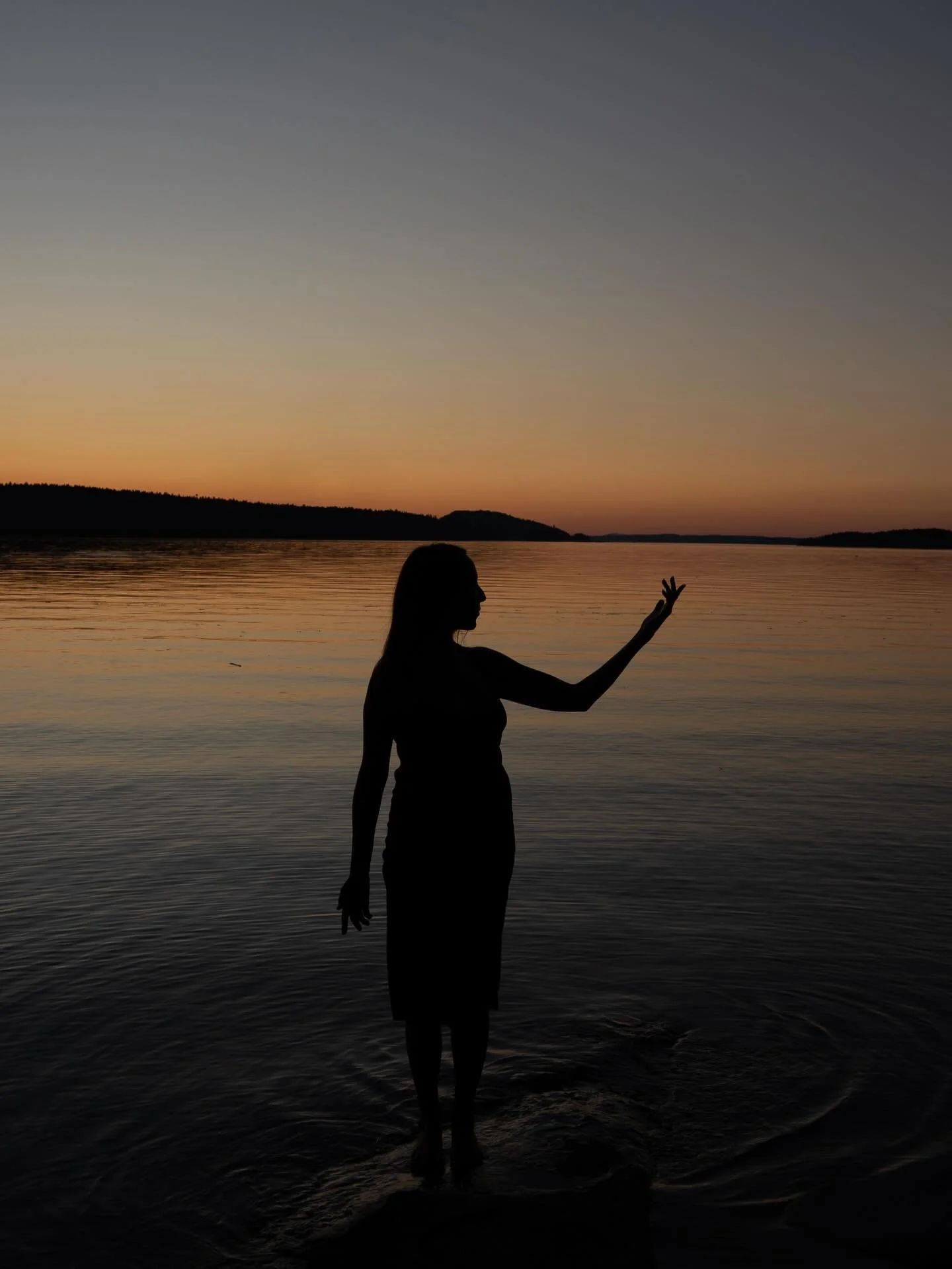 A Year of Devotion 🌹

I stepped into this year with an earnest heart.

Everything I love was beginning to slip between my fingers: my partnership, my home, my business, my family, my beloved sea biscuit (if you know you know).

The only ground I had