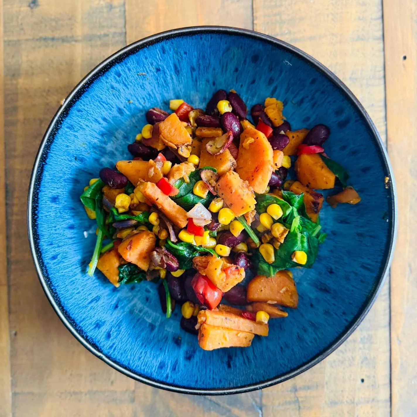 Todays easy, high fiber, one pan lunch 🥘 

If you are like me and like to eat well, but the cooking and prep time has to be quick and simple, this one&rsquo;s for you! 

Sweet potato, bell pepper, garlic clove, sweet corn, red onion, black beans, to