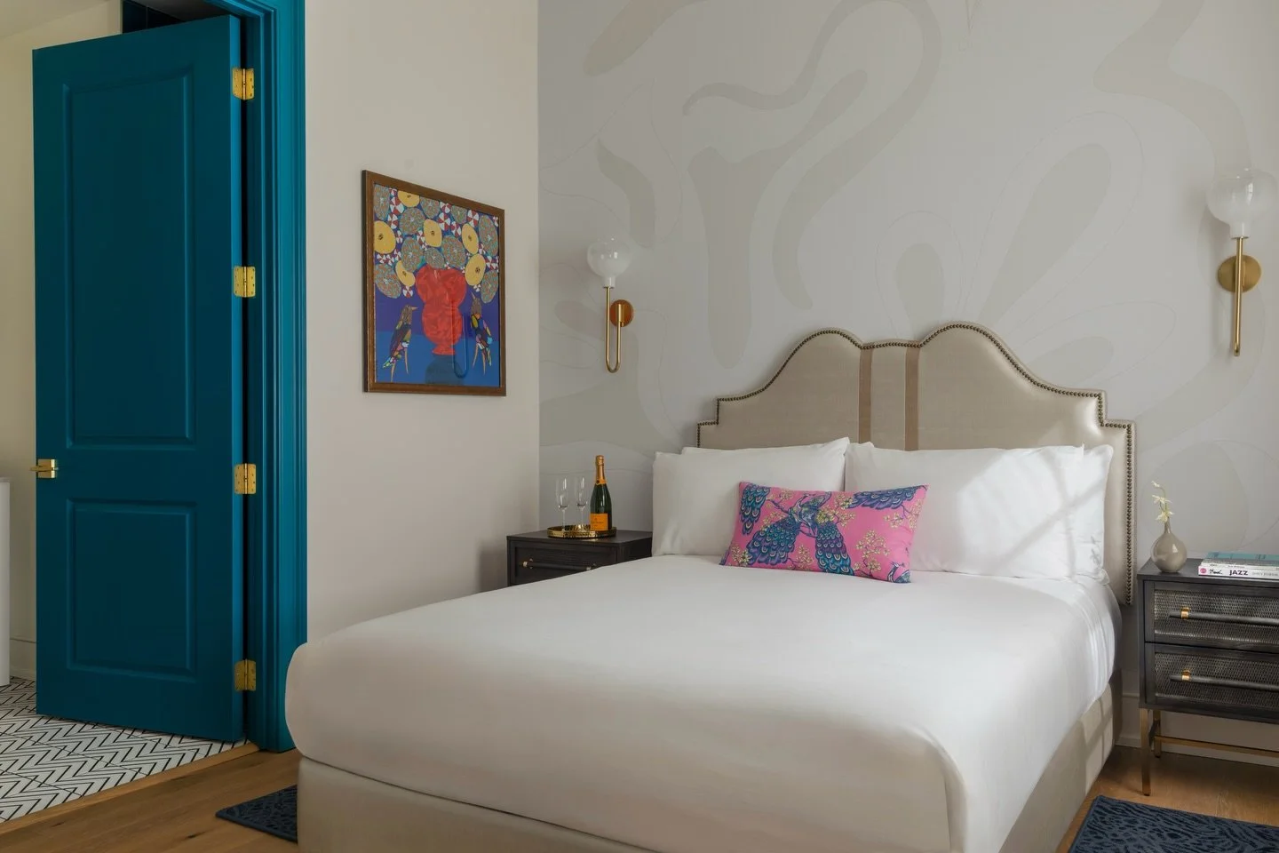 Thrilled to welcome @themonarchnola to 210 St. Charles Ave! 🥂 Gallery Orange is proud to have placed works by Linda Moss and Debo Groover in several rooms of New Orleans&rsquo; newest boutique hotel.

Head to their page to book your stay&mdash;and i