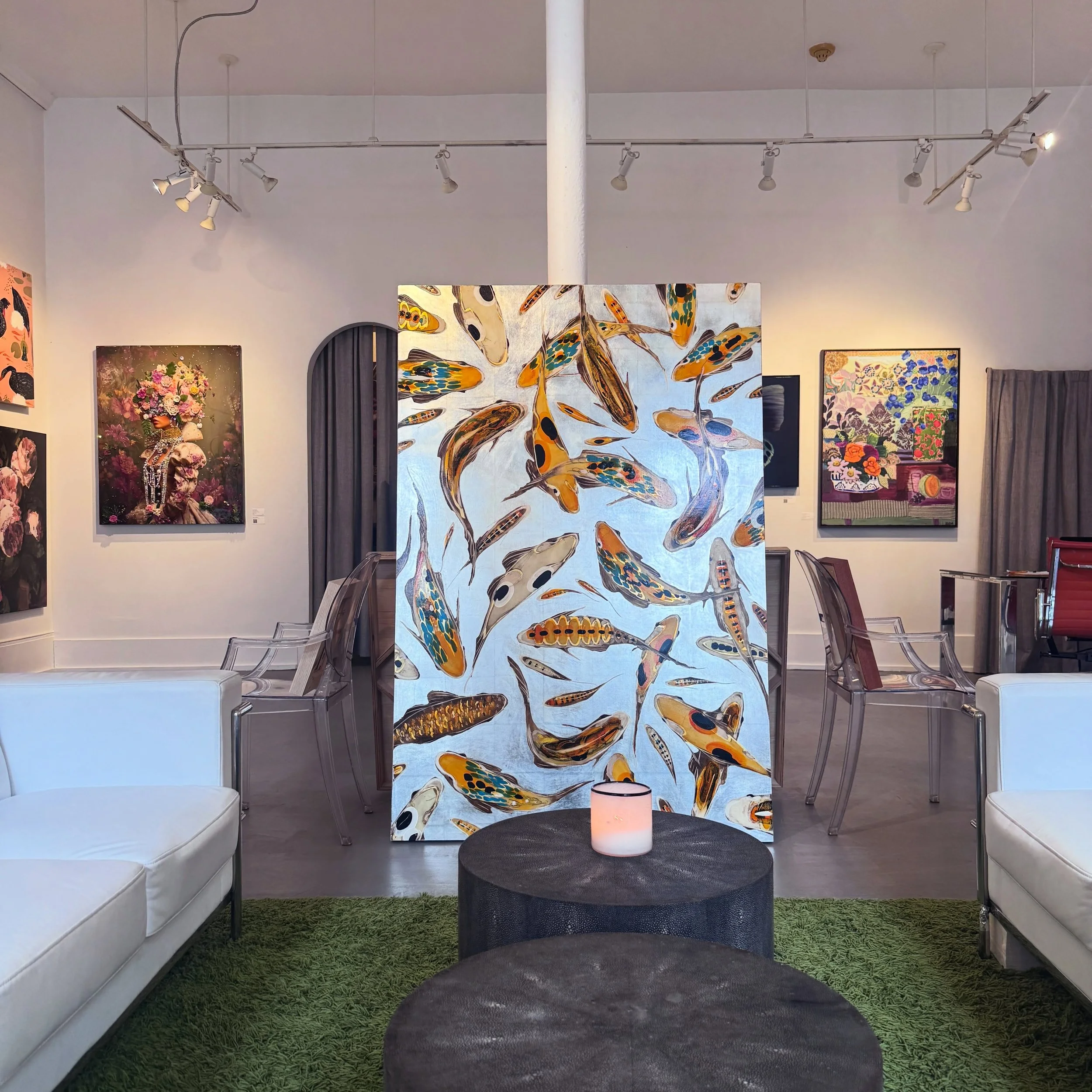 Few works capture light quite like "Koi on Silver". Measuring 48x72 / 72x48 inches, this striking painting by Joseph Bradley combines oil and silver leaf on wood panel to create a luminous surface that shifts and glows throughout the day ✨ 