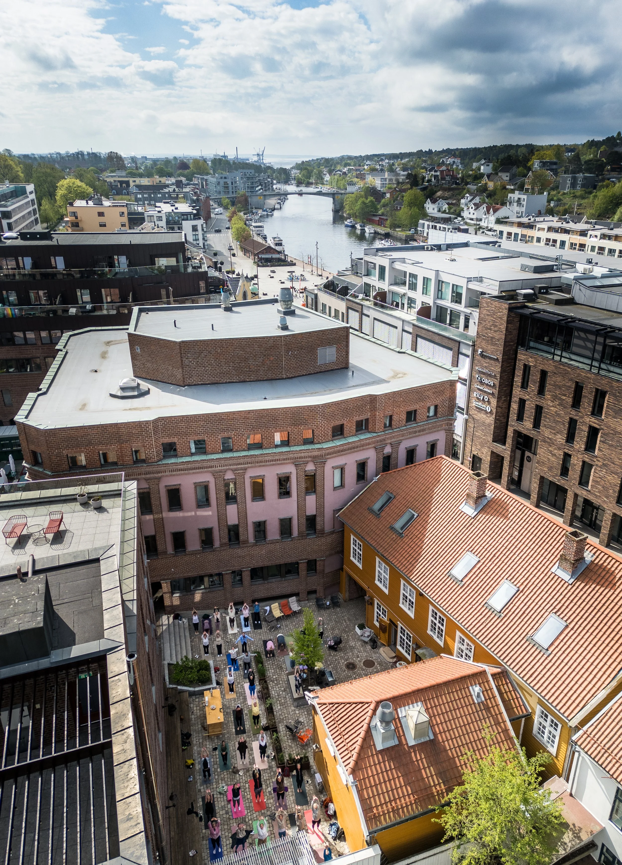 Bakgårdsyoga i hjertet av Fredrikstad.jpg