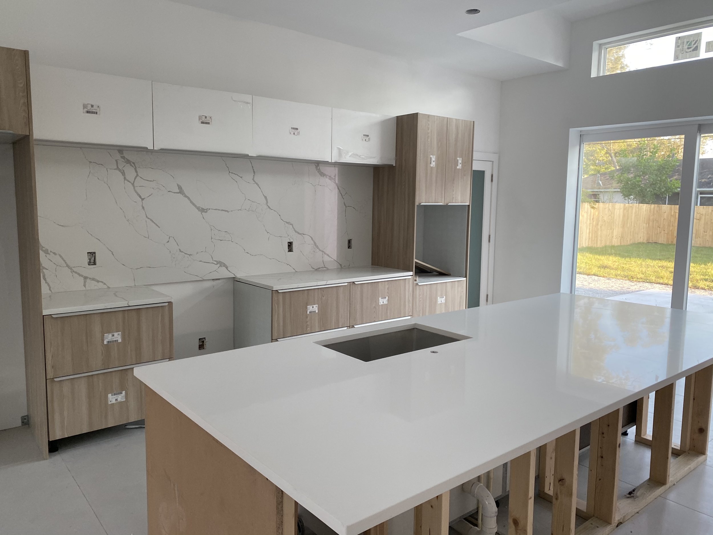 MSI Calacatta Laza Quartz Full Backsplash with Pure White Quartz Countertops