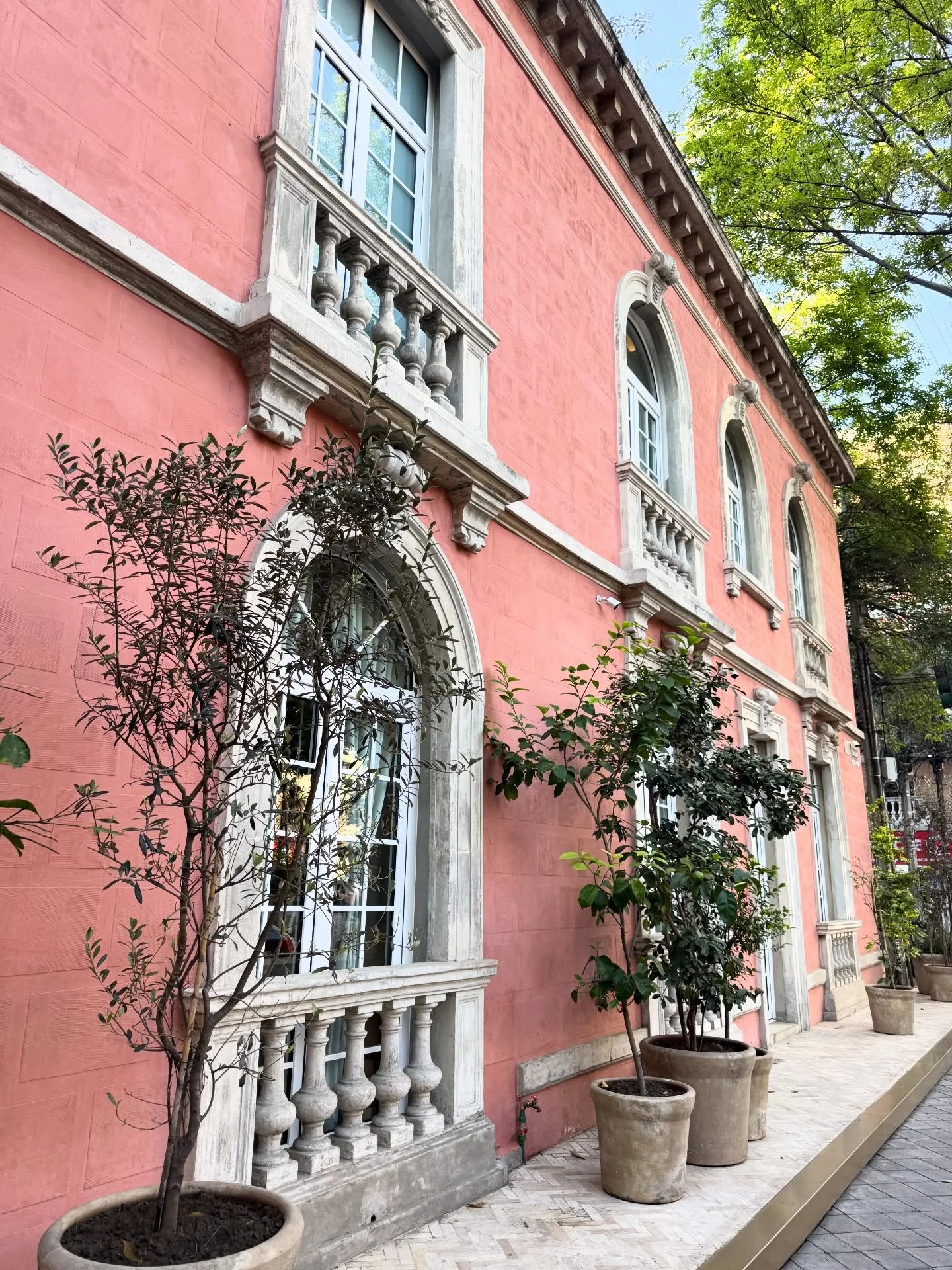 📸: Corners of @casonaromanorte ✨ We have a soft spot for a well-designed, boutique hotel &mdash; especially when they&rsquo;re filled with local art and design. Pictured here, a renovated mansion with 1 Michelin 🔑 in between the Roma Norte &amp; Co