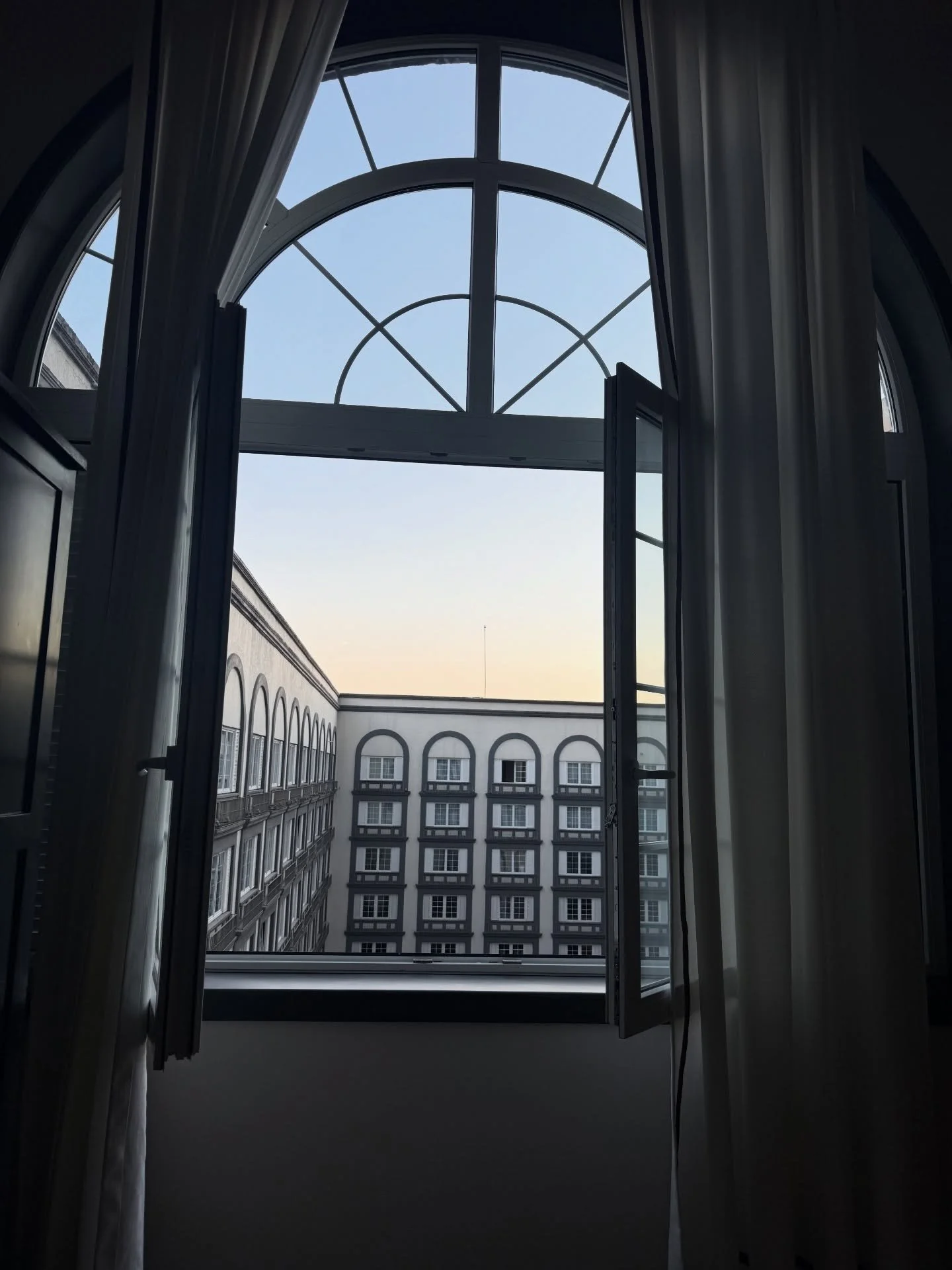 📸: Corners of @fsmexico ✨ We love this 5* Mexico City hotel for an upscale stay with full service amenities (even more so once their 2026 room renovation is complete). Right off Reforma and steps to Chapultepec Park and Roma, the Four Seasons CDMX i