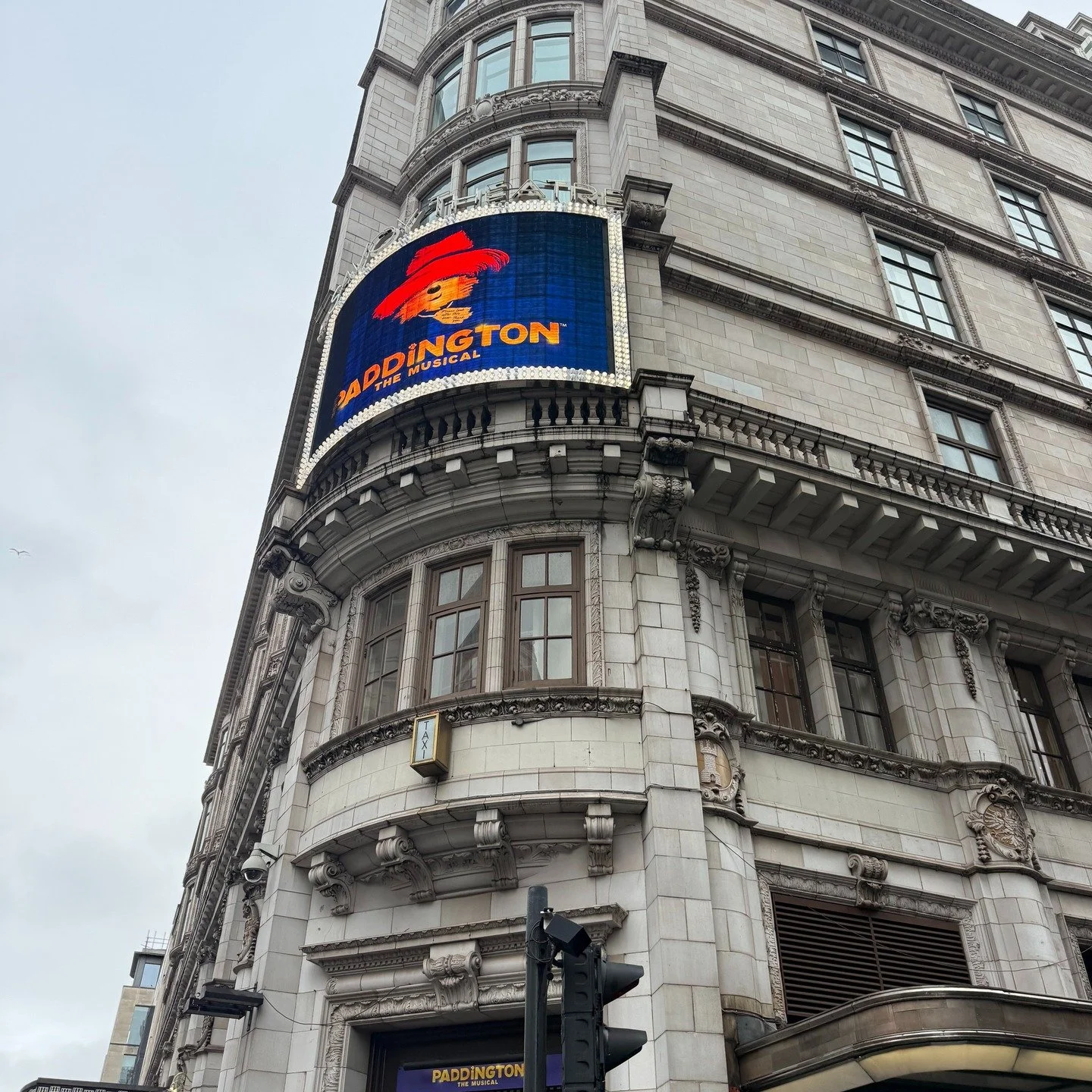 Heading to London with your kids? Don't miss the new @paddingtonthemusical at @thesavoylondon 🧸🎩

pair it with a kids' friendly London hotel suite, a family friendly scavenger hunt guided tour through London museums, afternoon tea, a visit to @haml