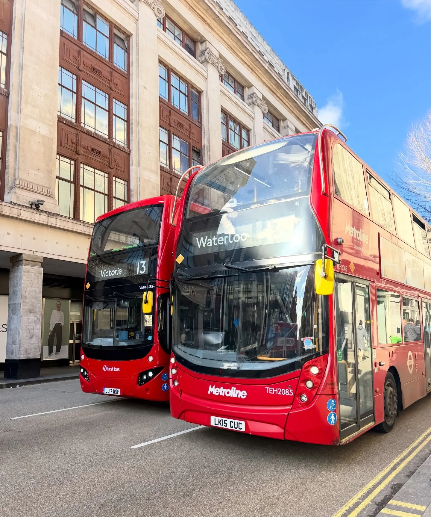 Scenes from our favorite city, featuring a double double-decker bus 🚌🇬🇧
We used to live here, which means when we plan a London trip, it&rsquo;s never just the sightseeing hits. It&rsquo;s the side streets worth wandering, the restaurants locals a