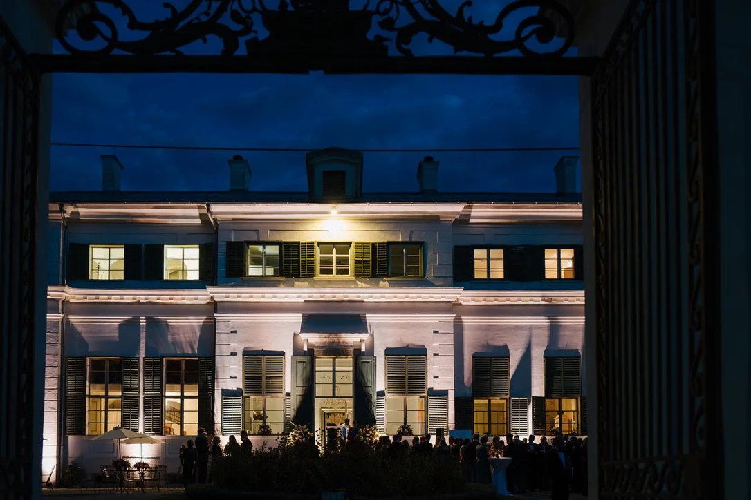 Schloss Rosegg bei Nacht , im Vordergrund eine Gesellschaft /Event/ Hochzeit bei einer Veranstaltung.