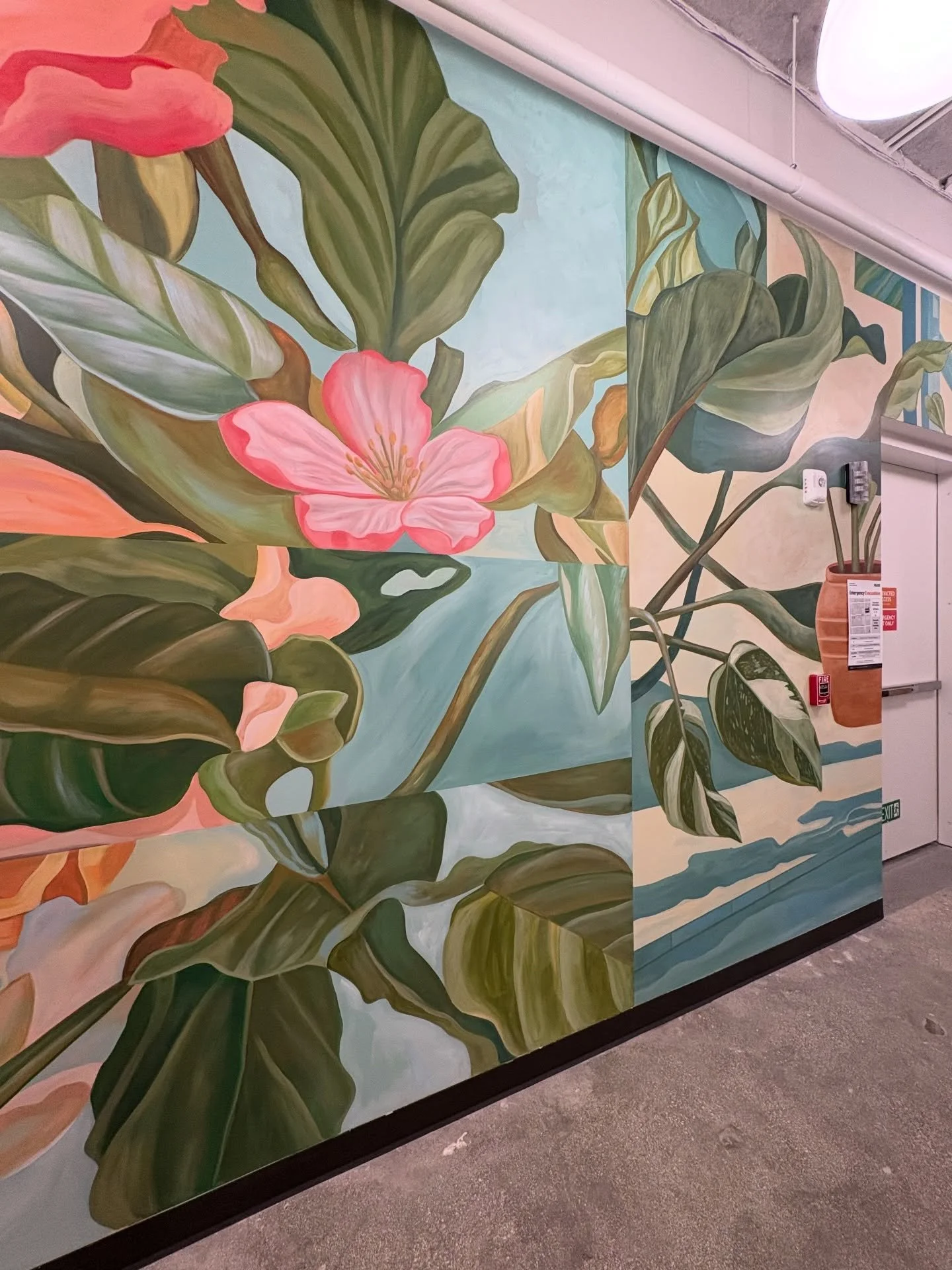 A closer look at part of a larger installation I completed earlier this year inside a private client&rsquo;s corporate headquarters in Wynwood, in collaboration with @acrylicize  Fragments, reflections, structure meeting fluidity.

The work moves thr