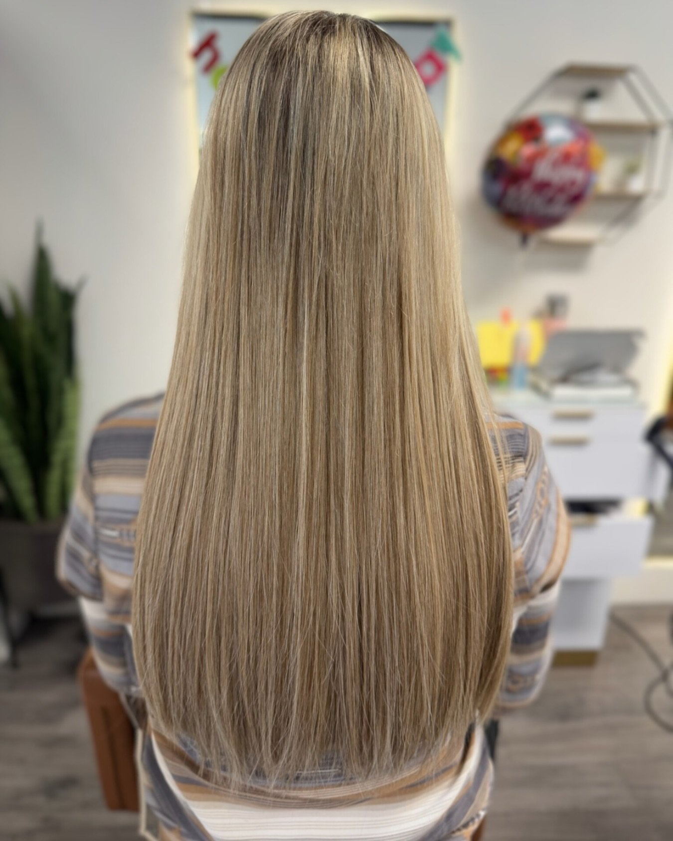 Effortless length and volume, without the wait. 

This gorgeous transformation by our stylist @districtdoll shows just how natural tape-in extensions can look. ✨ They move with your hair, making it easy to style any way you like&mdash;whether it&rsqu